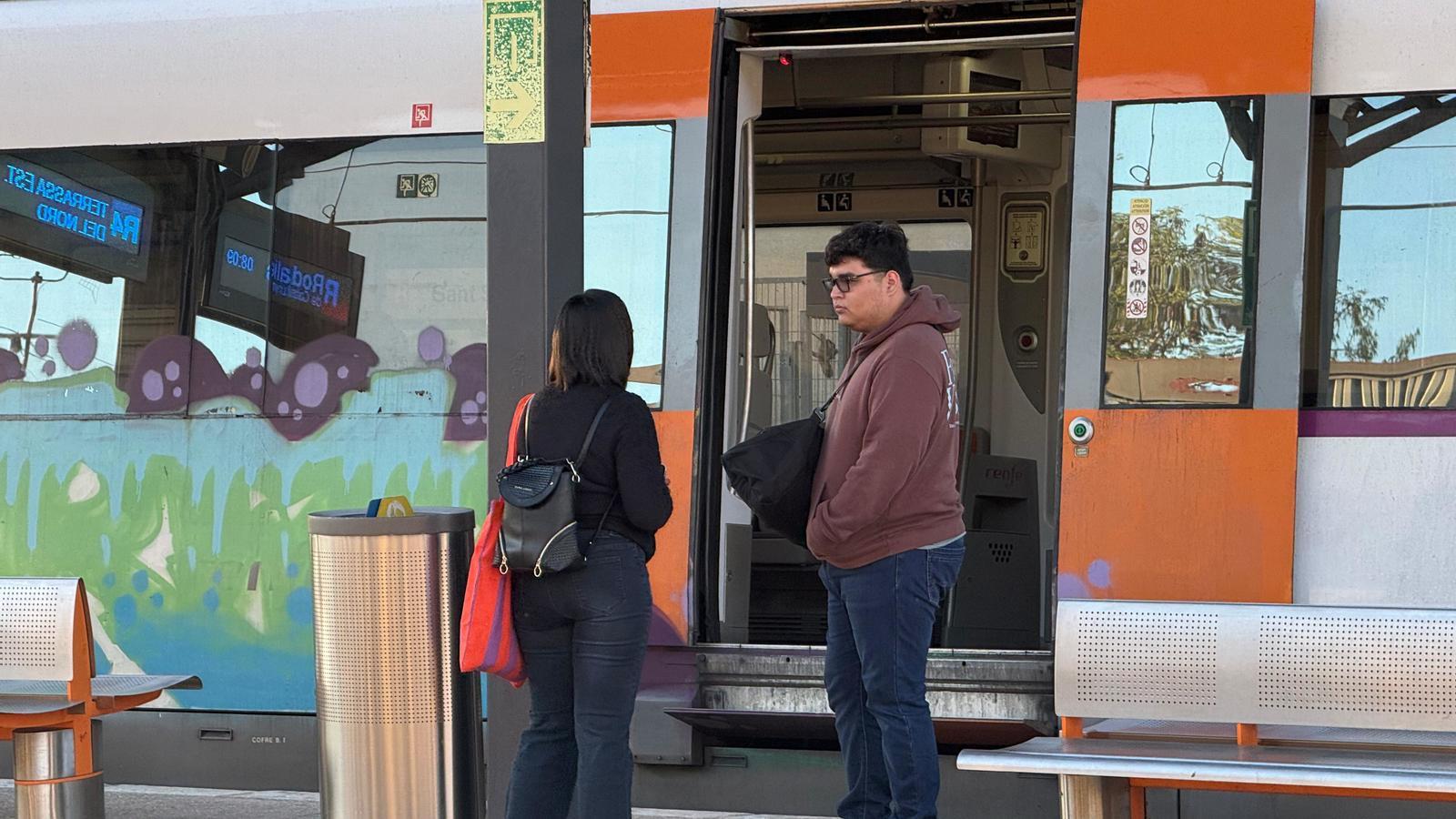 Usuarios de Rodalies subiendo a un tren en la estación de Sant Sadurní d'Anoia en la reanudación del tramo hasta Martorell.