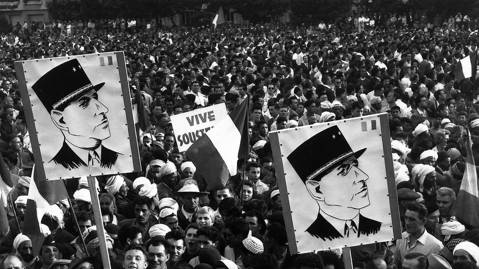 Algerians reclamant la independència davant la casa del governador, als anys 60.