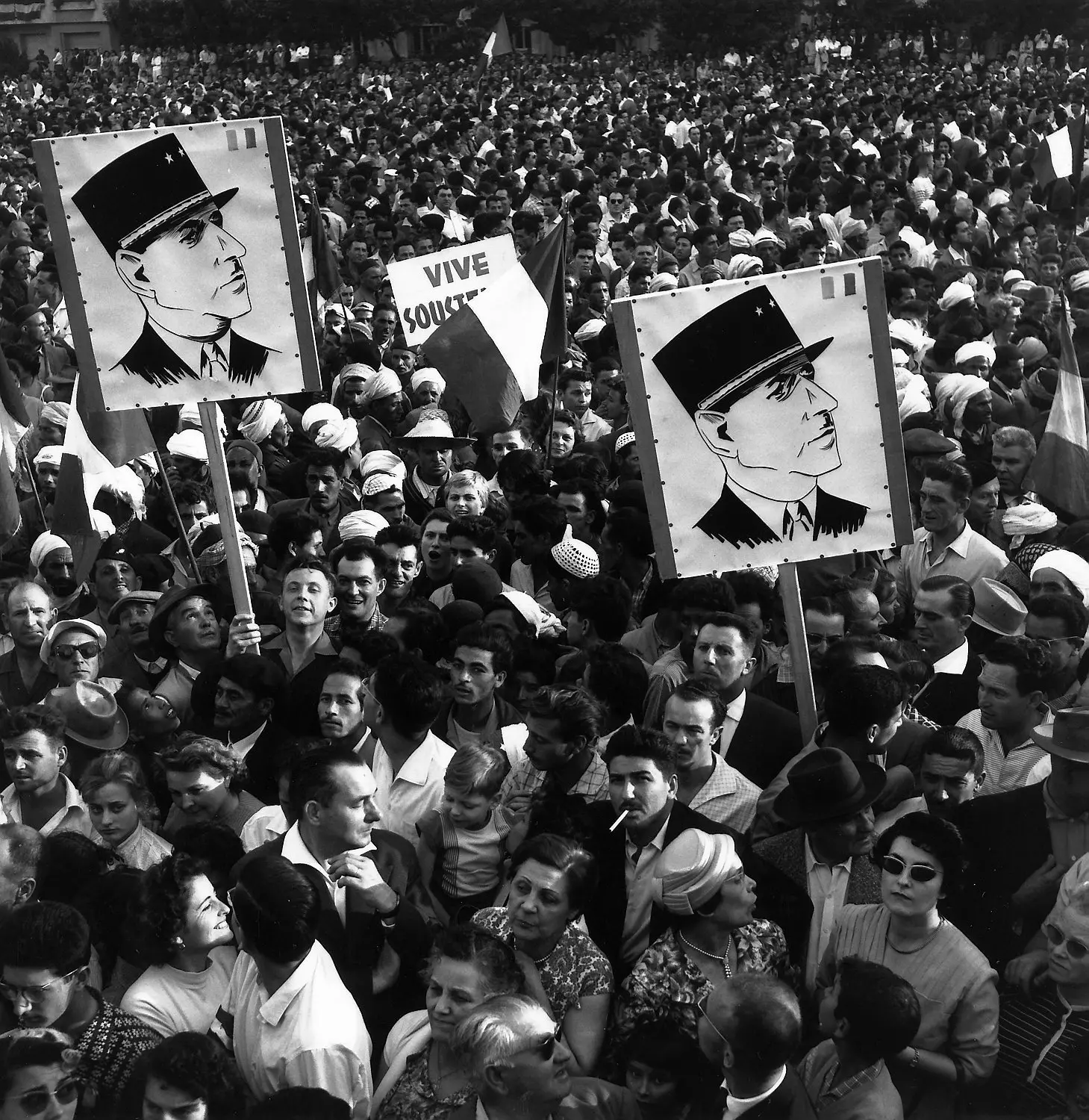 Algerians reclamant la independència davant la casa del governador, als anys 60.