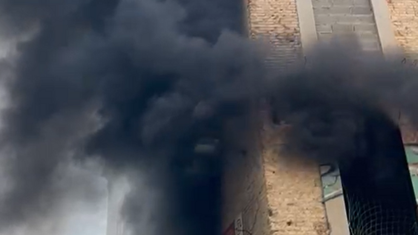 Fum al Raval per un incendi en un edifici en rehabilitació