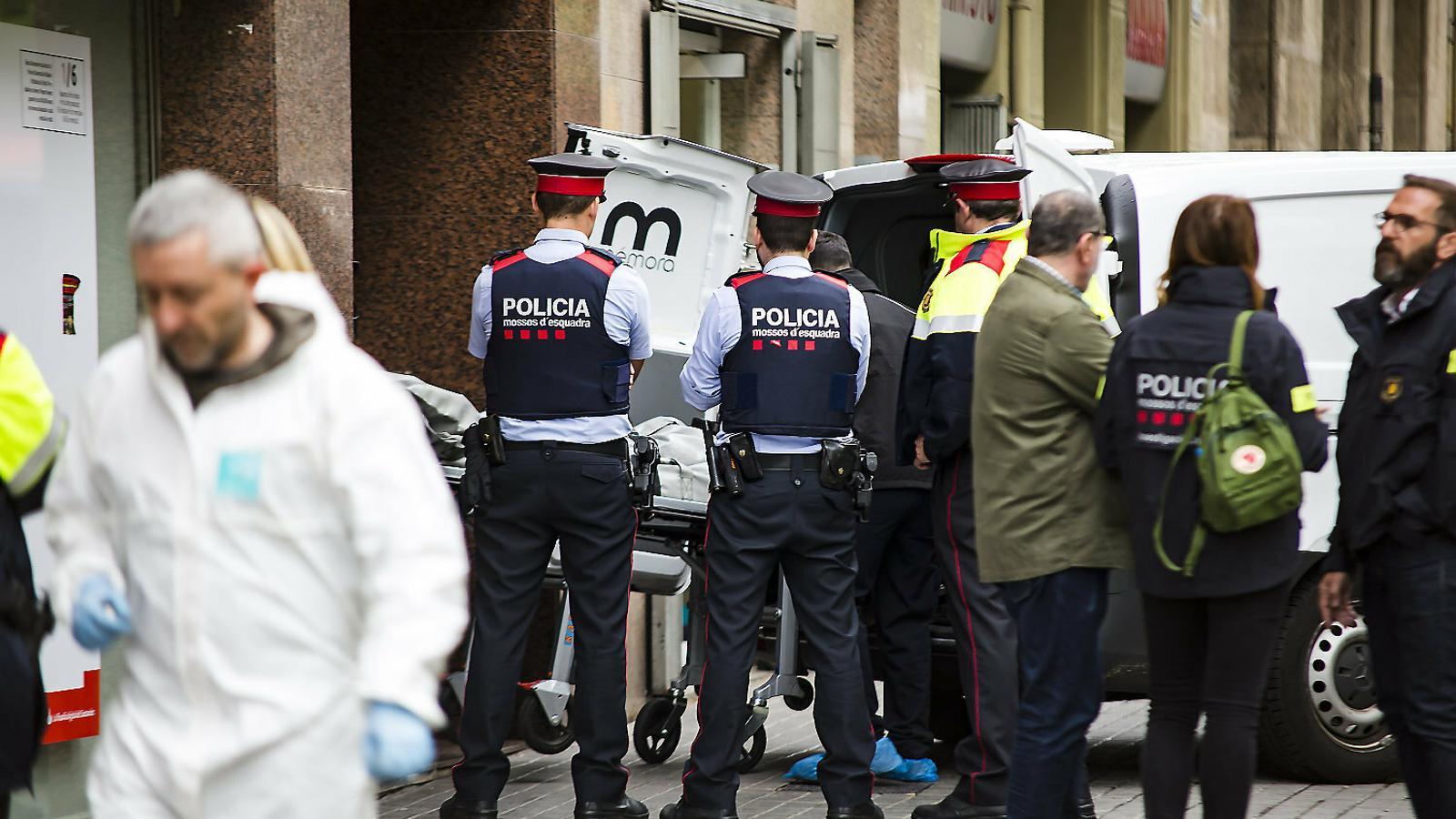 Agents dels Mossos al número 125 del carrer Comte d’Urgell el dia del crim.