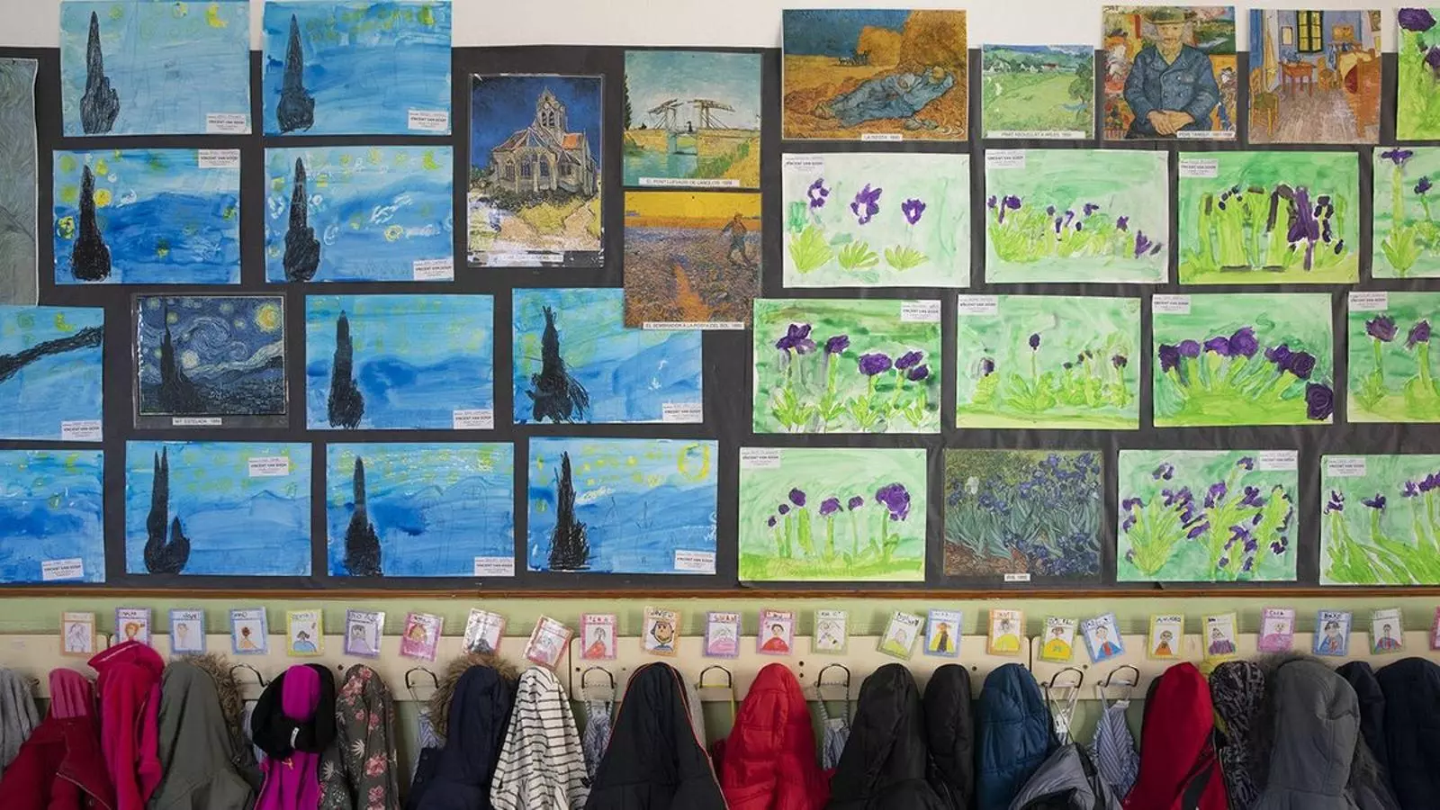 Els penjadors i el taulell de suro d'una aula, en una imatge d'arxiu DEPARTAMENT D'EDUCACIÓ