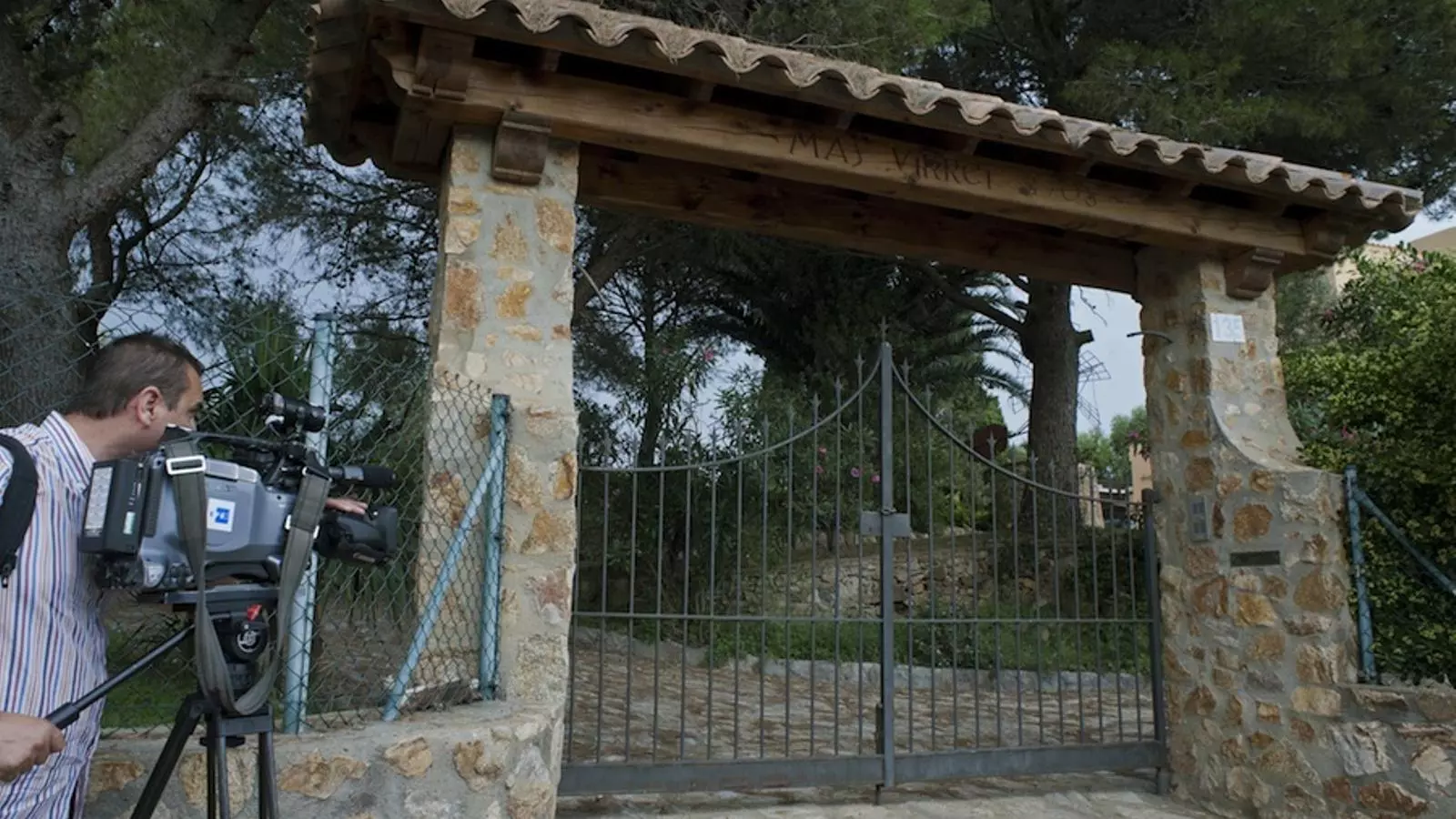 Accés al domicili familiar de Montse Serra, a Palafrugell, on hi ha una gran expectació davant el retorn de la cooperant / EFE