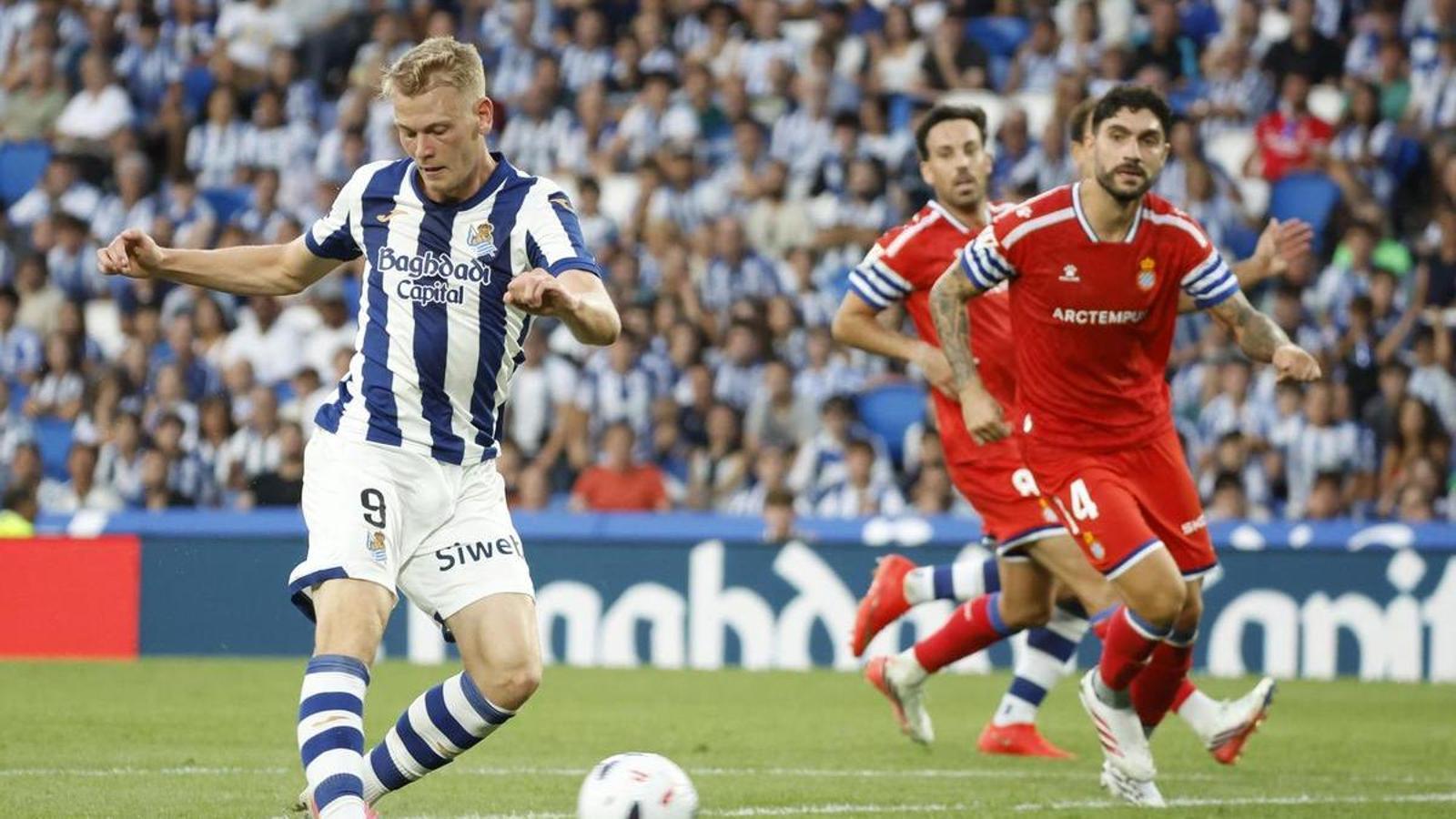 Oskarsson, marcando el 2-1 contra el Espanyol