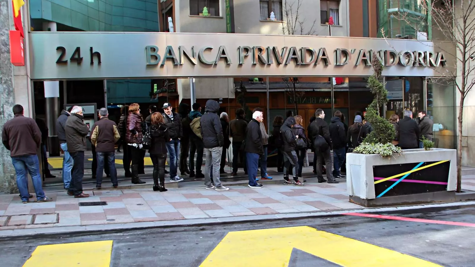 Les cues es van produir durant tot el dia d’ahir a les oficines de la BPA. A les altres entitats presents a Andorra s’operava amb normalitat.