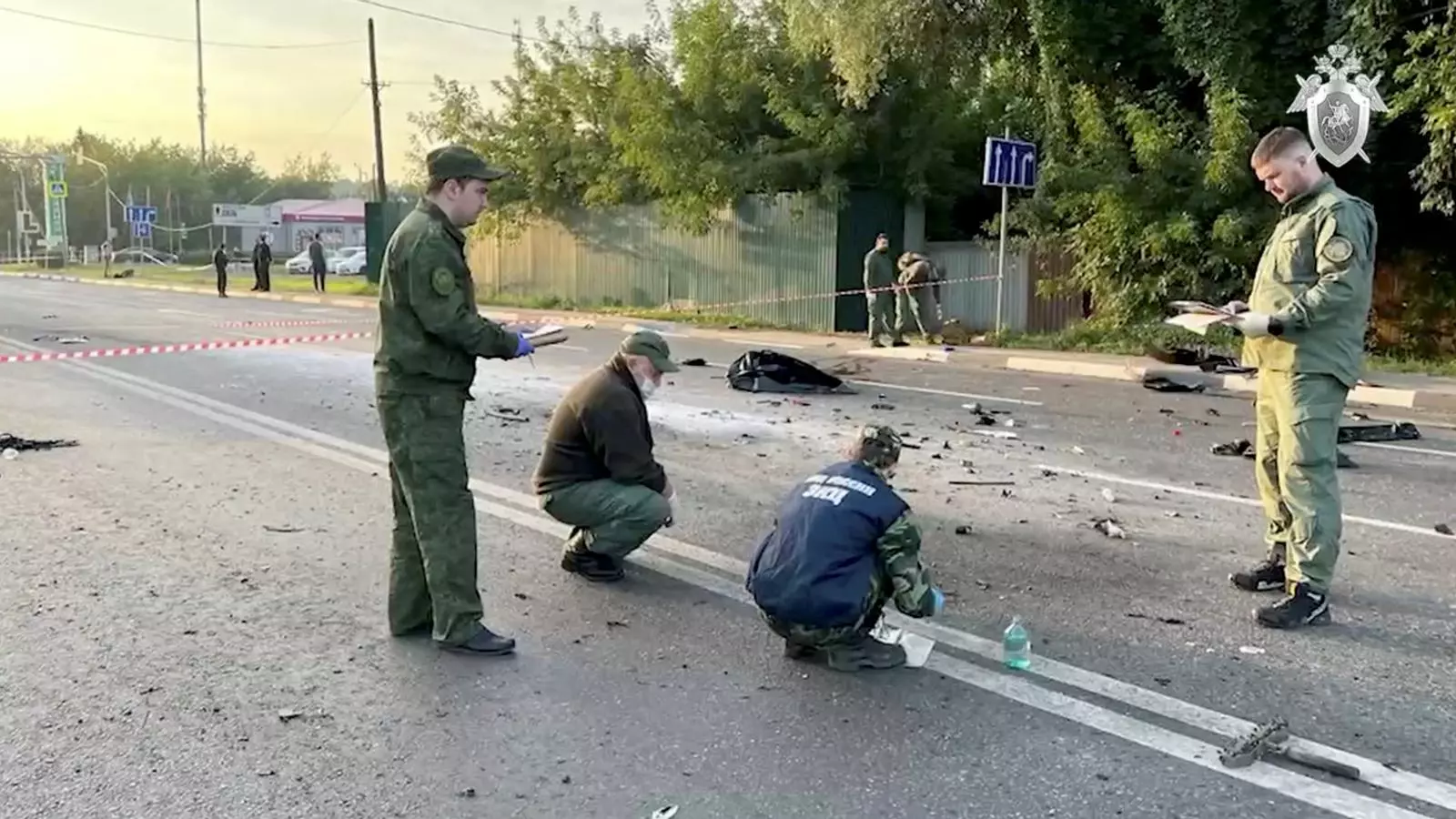 Las autoridades rusas inspeccionaban domingo el lugar del atentado contra Dugina.