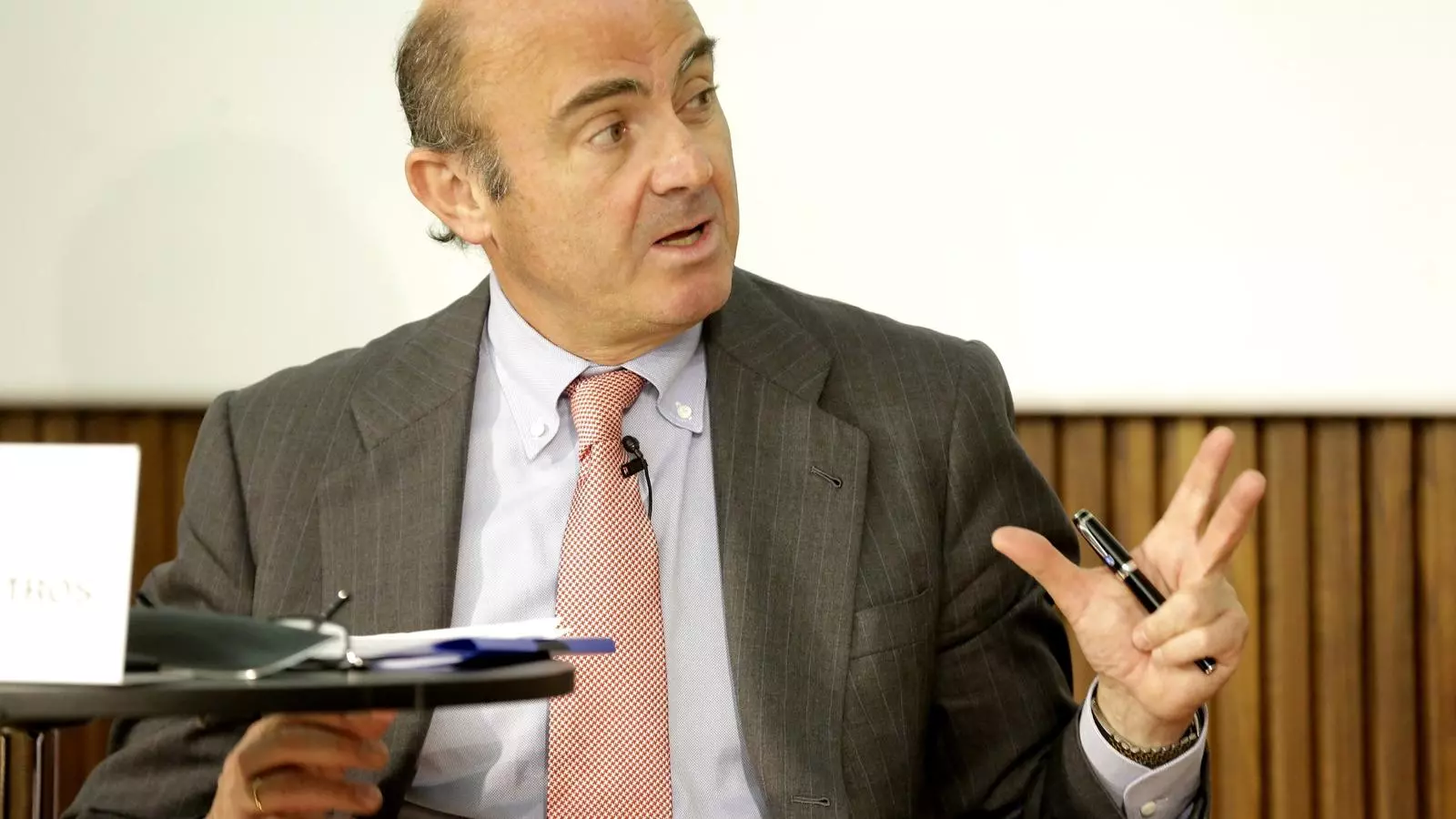 De Guindos va ser al Col·legi d'Economistes en companyia de l'exministre socialista Miguel Sebastián.