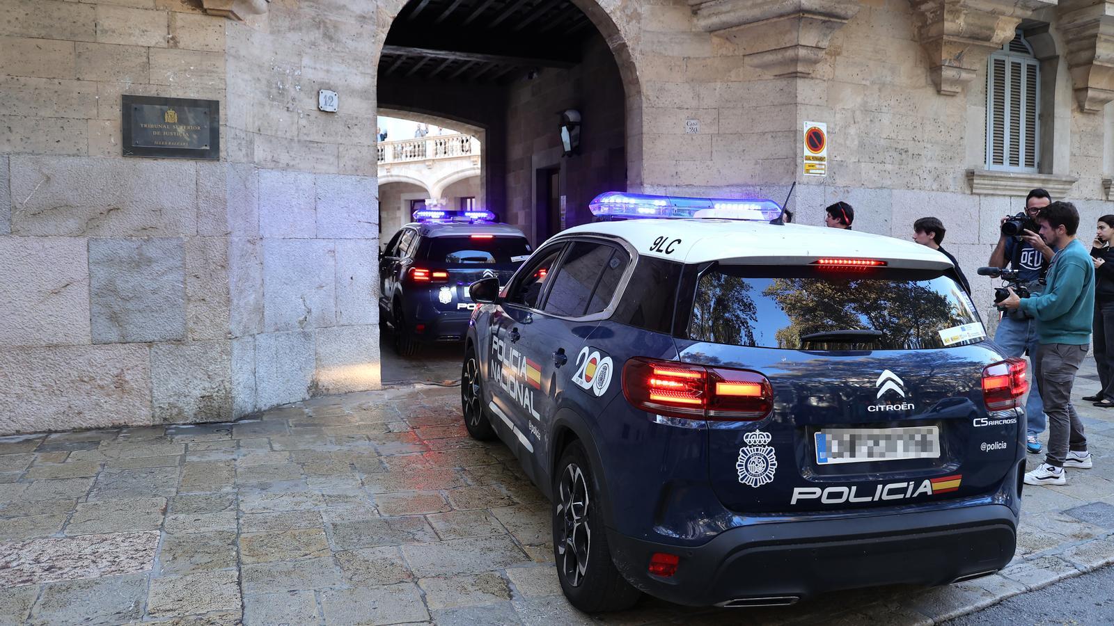 Cotxes policials arribant a l'Audiència Provincial