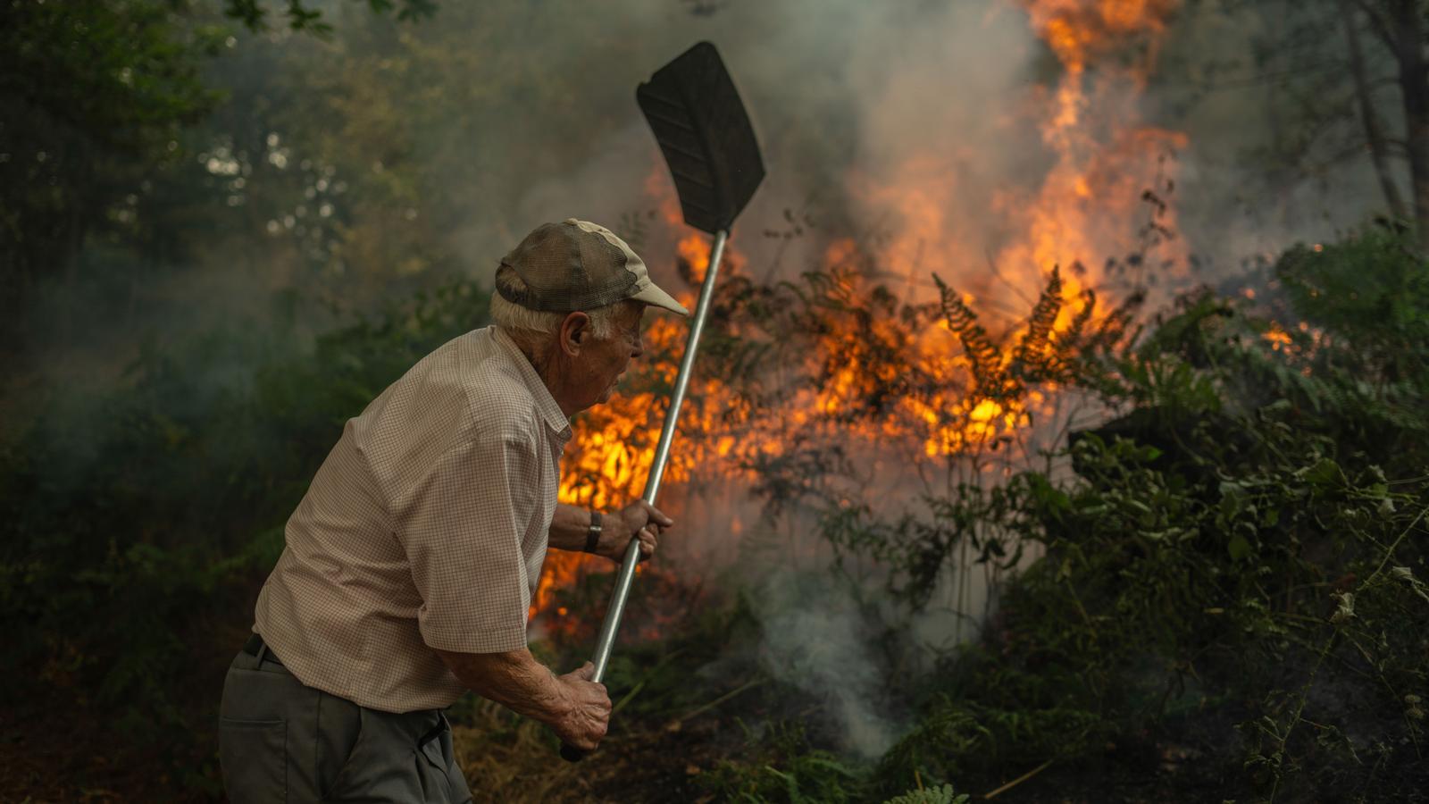 A resident of Pareisàs is fighting the ongoing forest fire in Ourense.