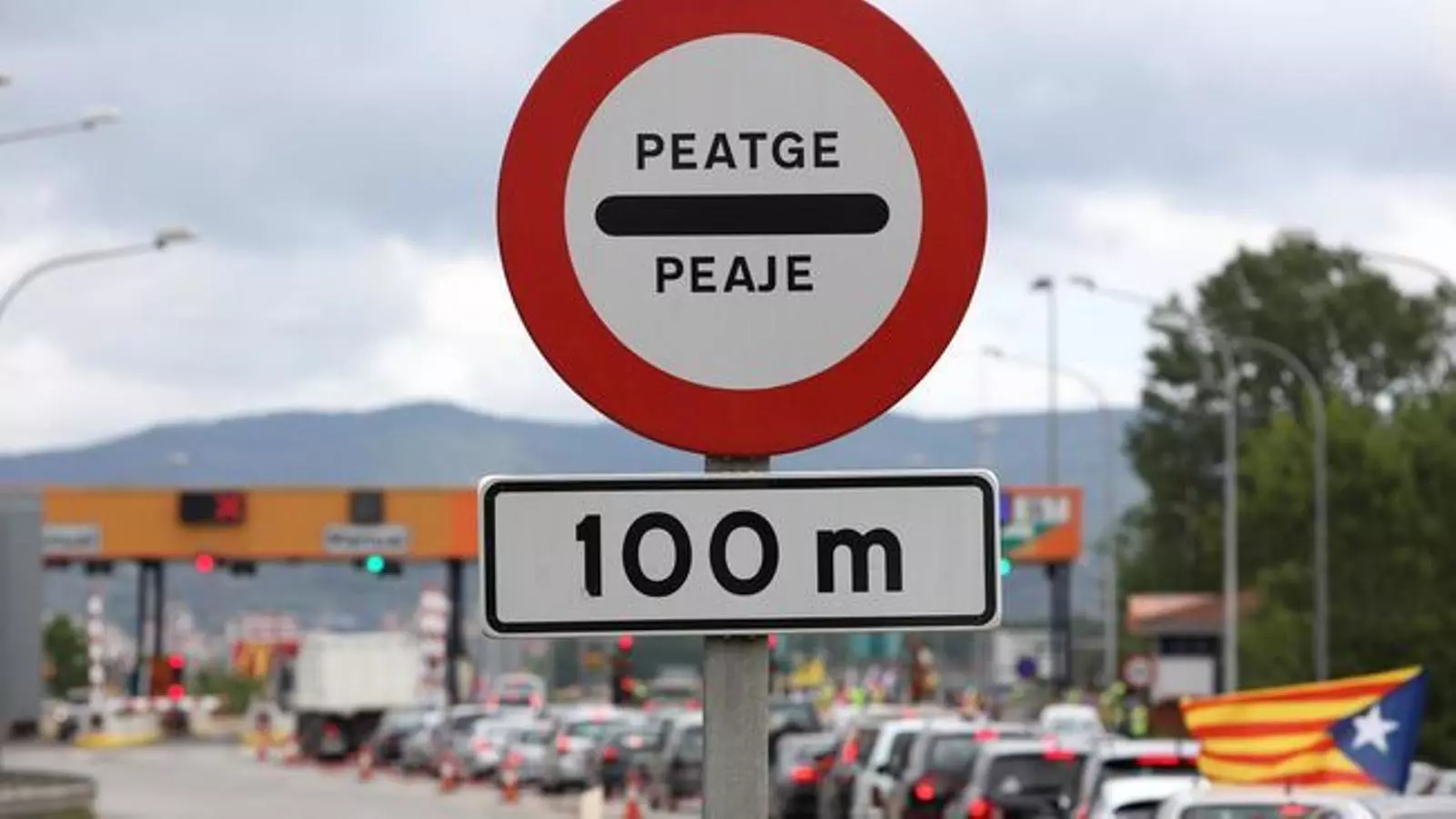 Senyal de trànsit que anuncia un peatge