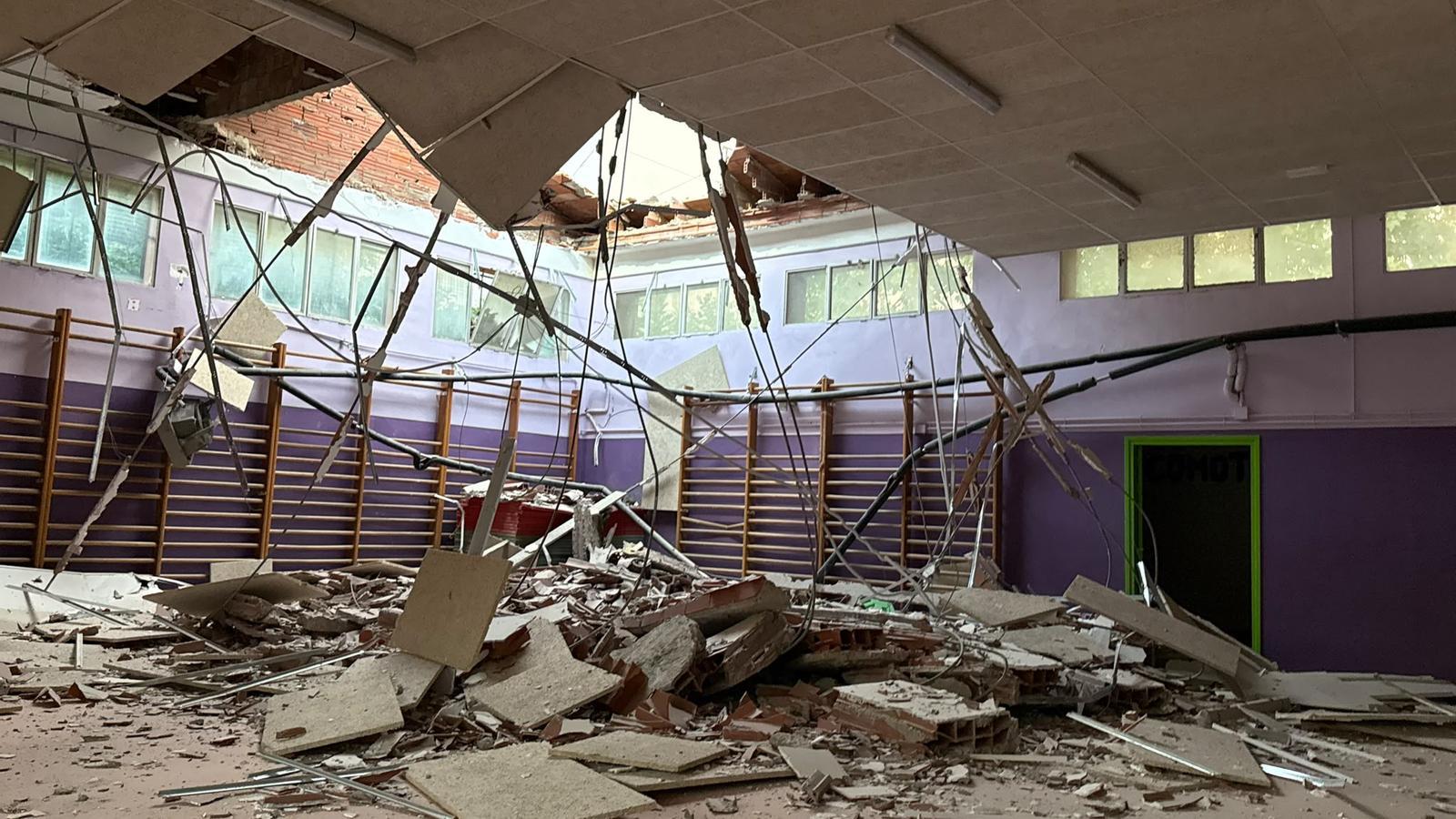 Parte del techo del gimnasio de la Escuela Salvador Dalí de Figueres derrumbado.