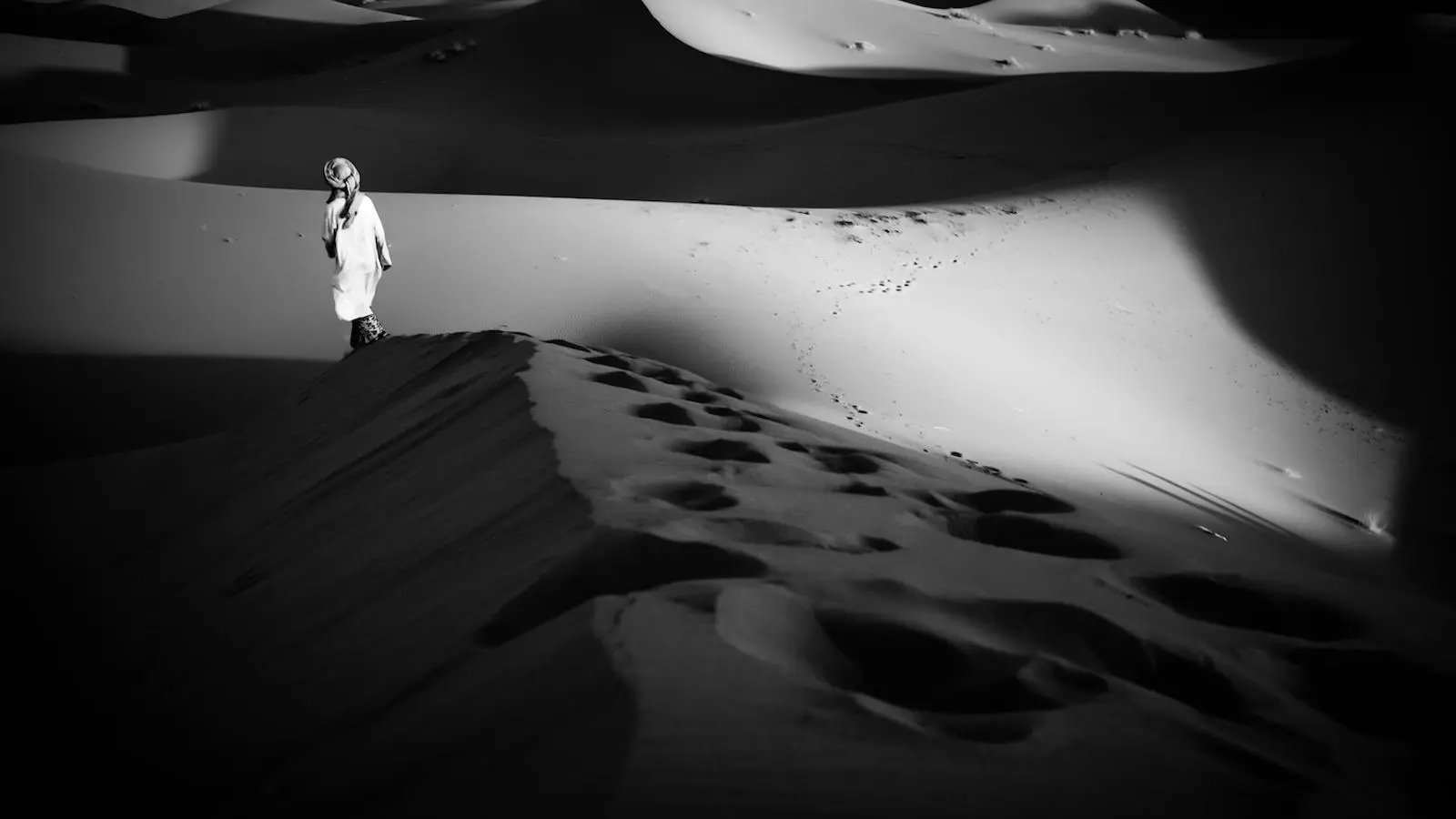 Els camellers de Merzogua que afronten les dunes en dejú, com el que es veu en aquesta imatge, són els que pateixen més el Ramadà, ja que caminar per la sorra del desert requereix un esforç afegit.