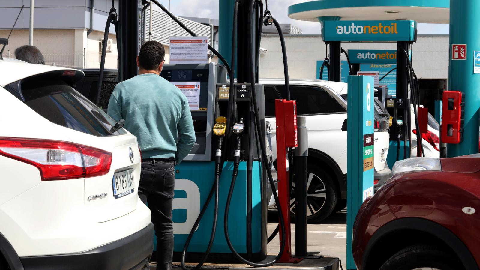 A man puts gasoline in Palma.