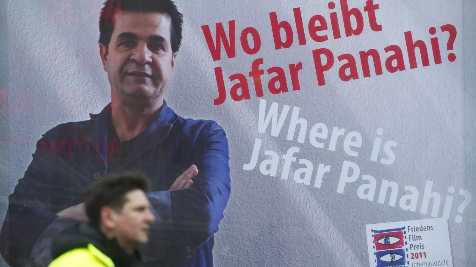 Pòster amb el lema "On és Jafar Panahi?", davant del Berlinale Palast