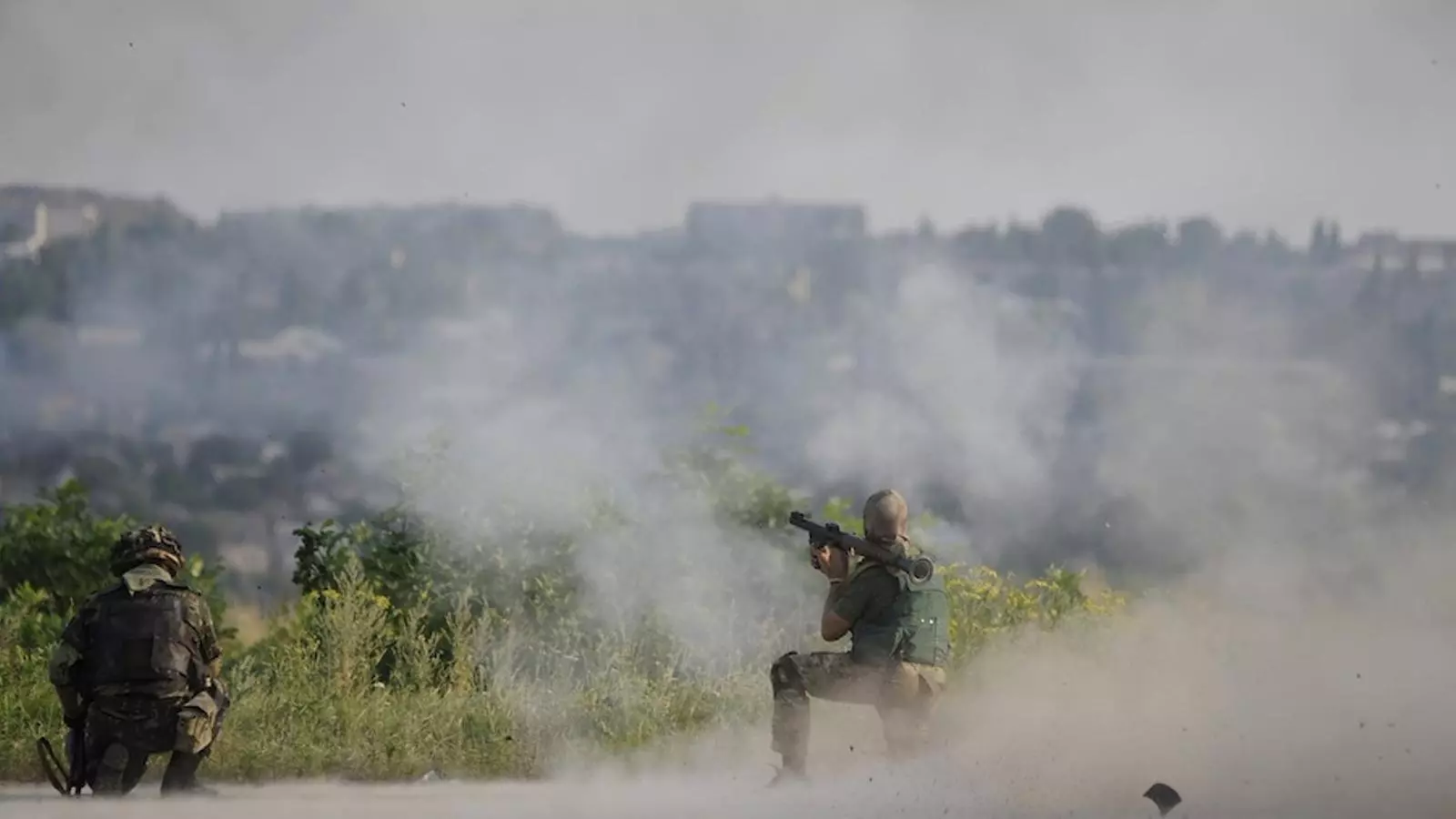 Un soldat ucraïnès dispara una granada propulsada per un coet a prop de les restes de l'avió malàisi. MAKS LEVIN / REUTERS