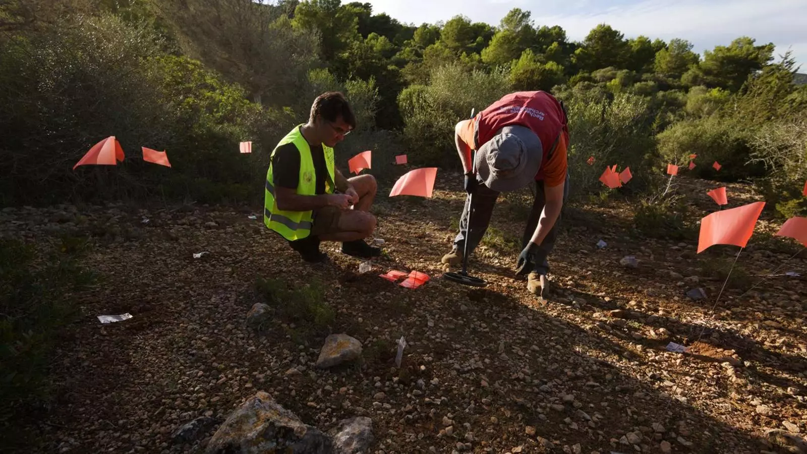 Els investigadors ja han descobert la presència d'artefactes diversos, especialment botons d'uniforme.