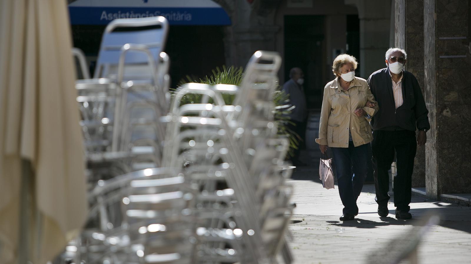 Una parella de gent gran passeja aquest dilluns pel centre d'Igualada