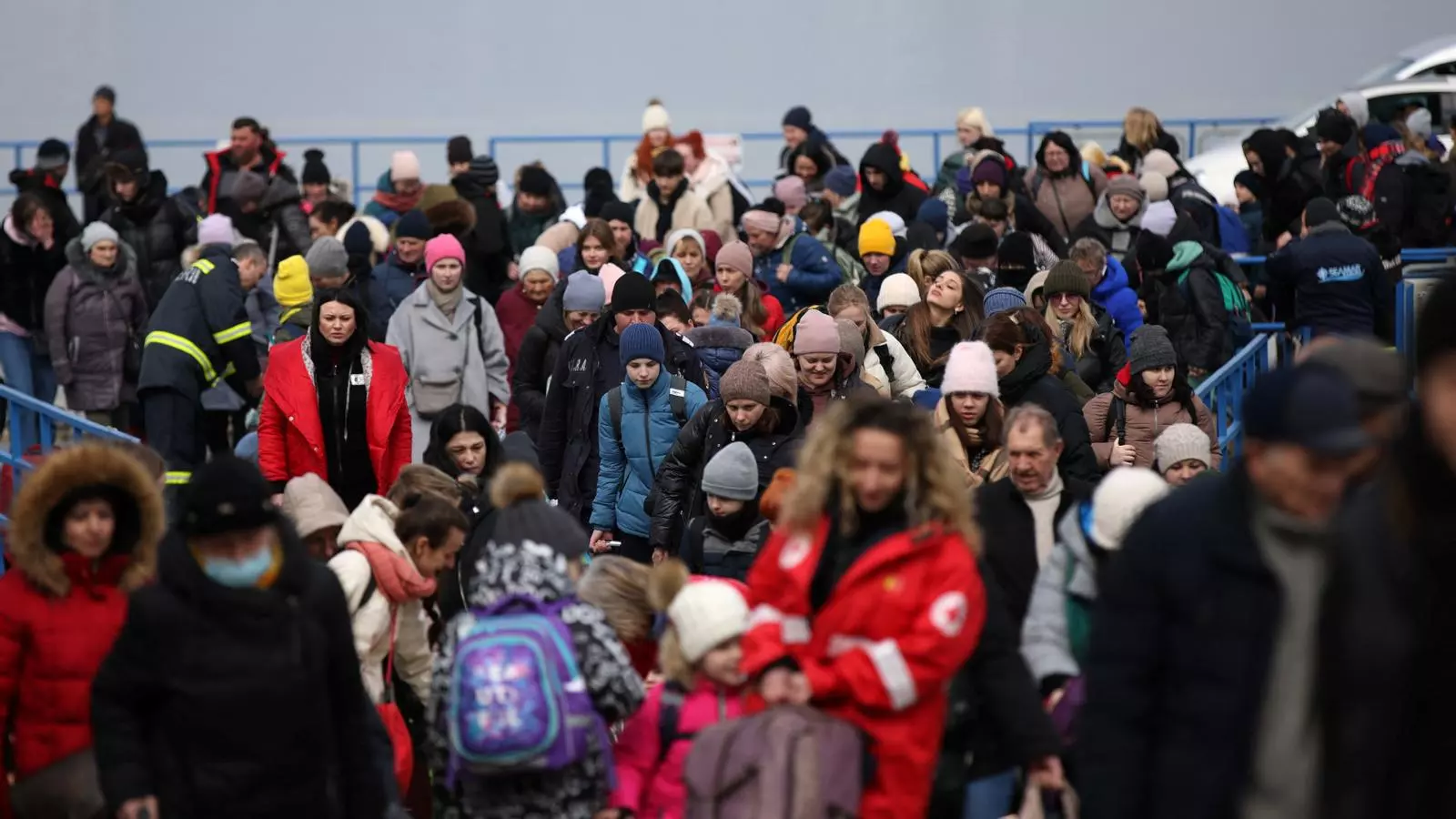 Un grupo de refugiados llega con ferry después de huir de la invasión rusa de Ucrania, al paso fronterizo Isaccea-Orlivka, Permanecía, 14 de marzo de 2022.