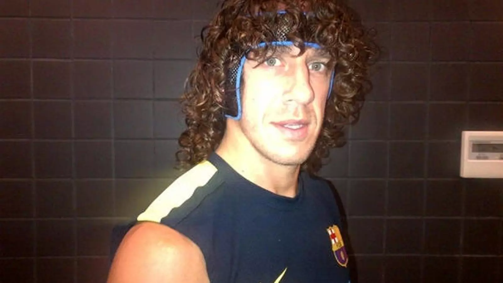 Carles Puyol, amb la nova màscara