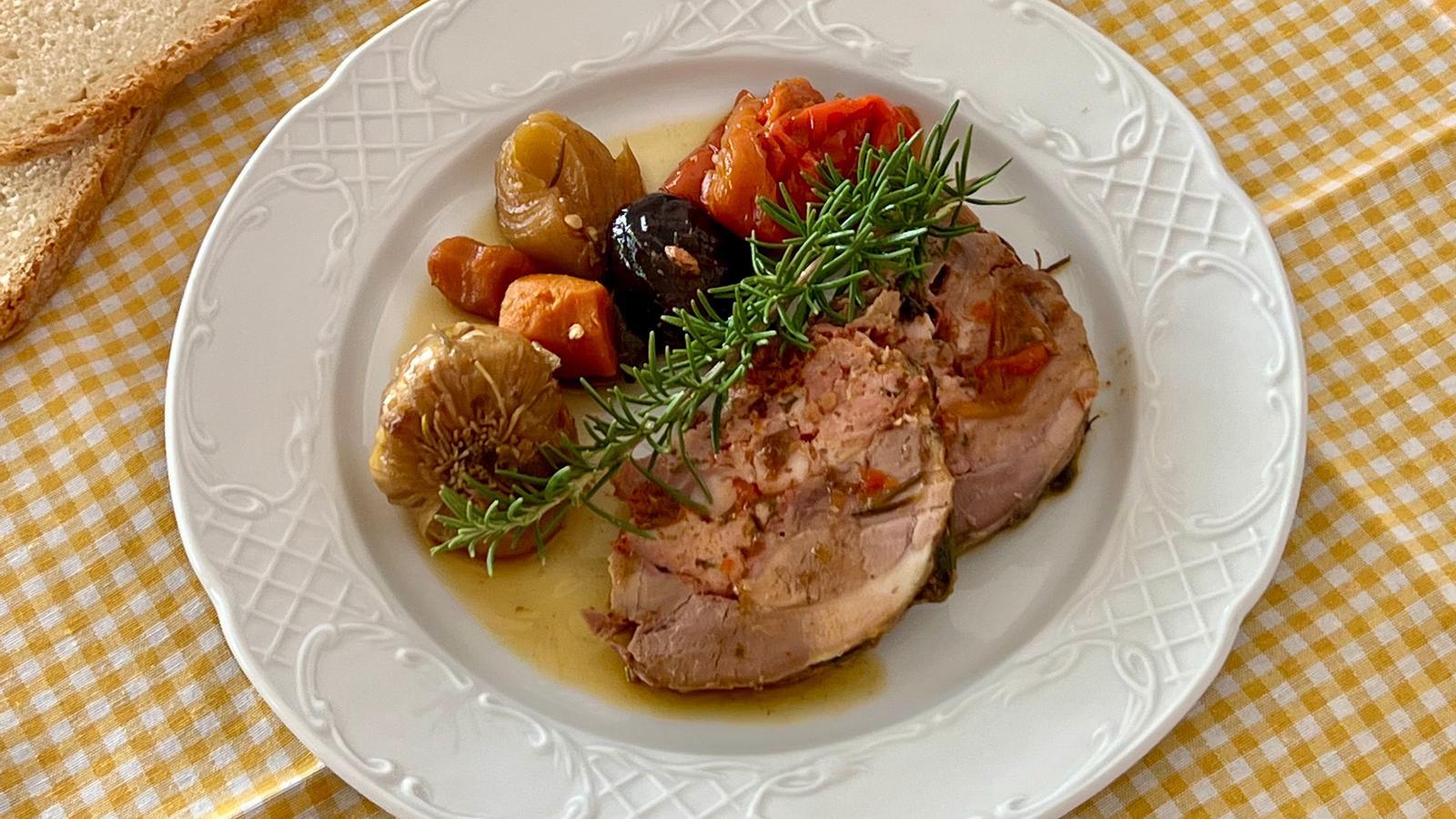 Gefüllte Lammkeule nach dem Rezept, das Joan Castelló Guasch in Bon profit! El llibre de la cuina d’Eivissa i Formentera (1967) transkribiert hat.