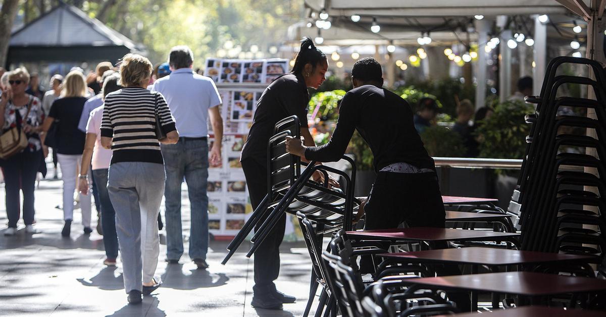 Nou avís de la Comissió Europea a Espanya. Tot i que l'Estat és la gran economia que creix més de la Unió Europea, compleix amb els límits de dèficit i està reduint ...