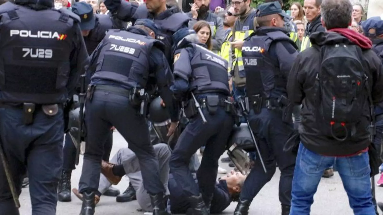 Imatge d'una de les càrregues policials a la ciutat de Girona