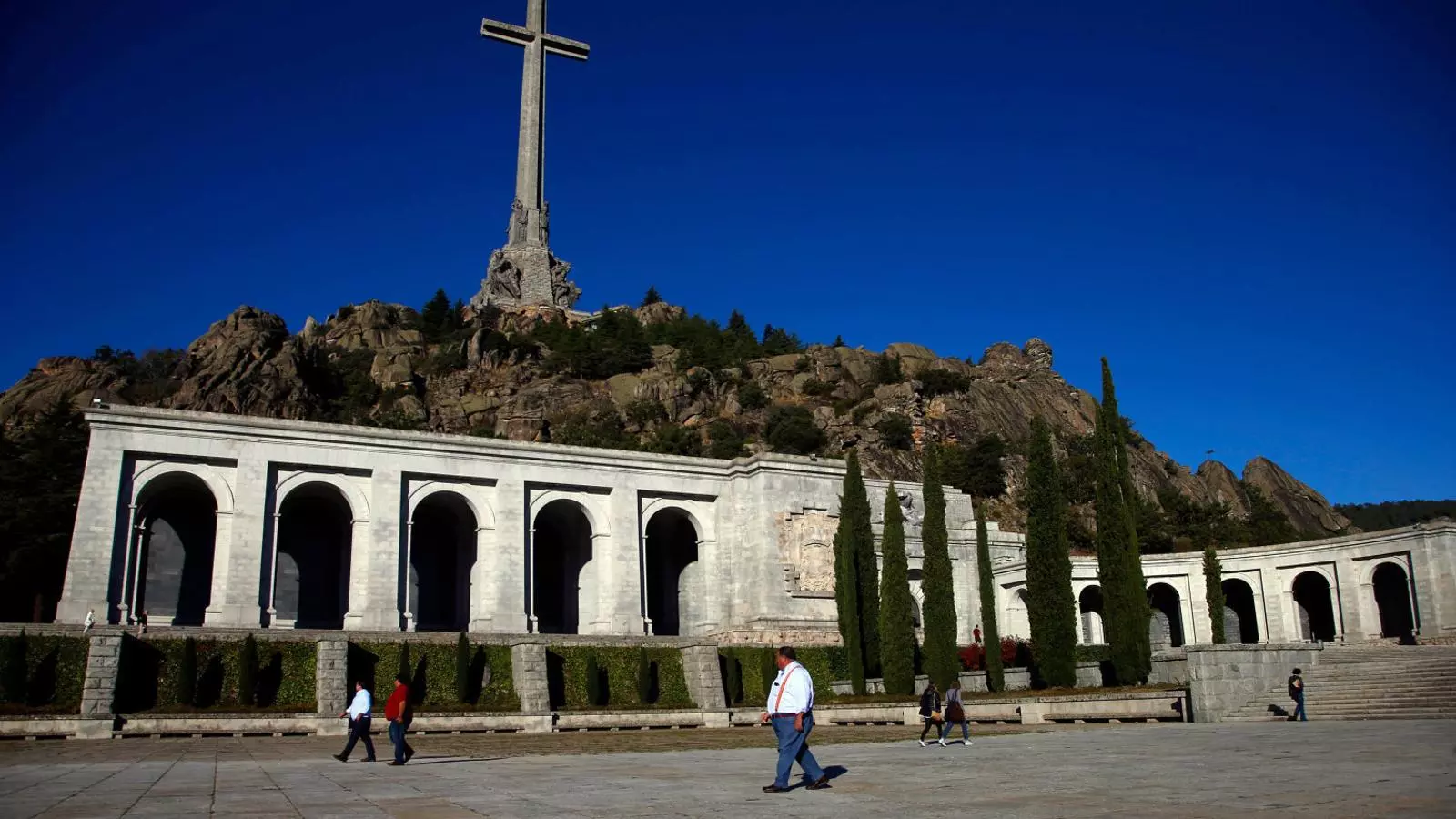 L’entrada de la basílica del Valle de los Caídos, sota la gran creu.