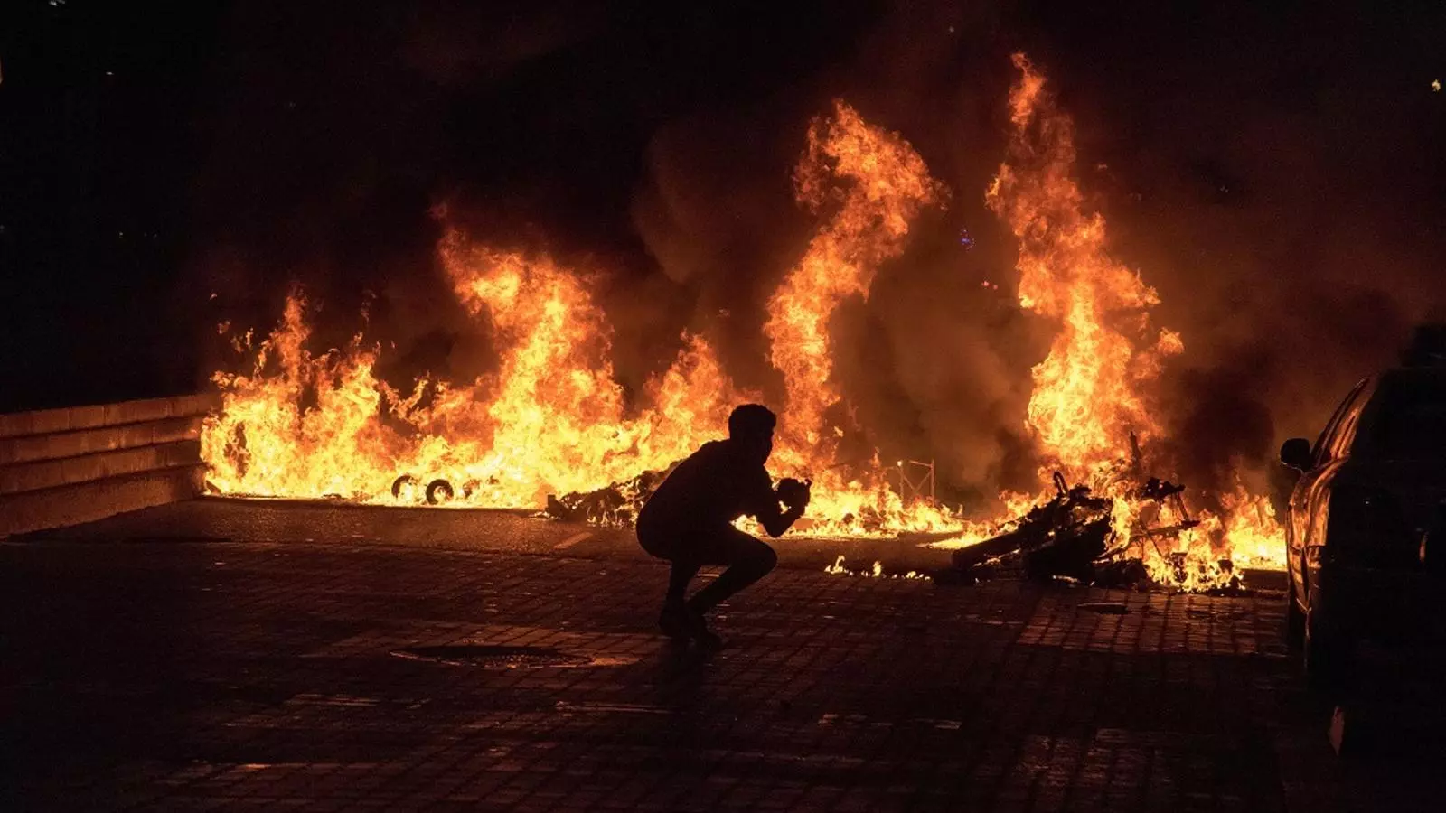 Contenidors incendiats després d'una manifestació en protesta per l'entada a presó de Pablo Hasél.