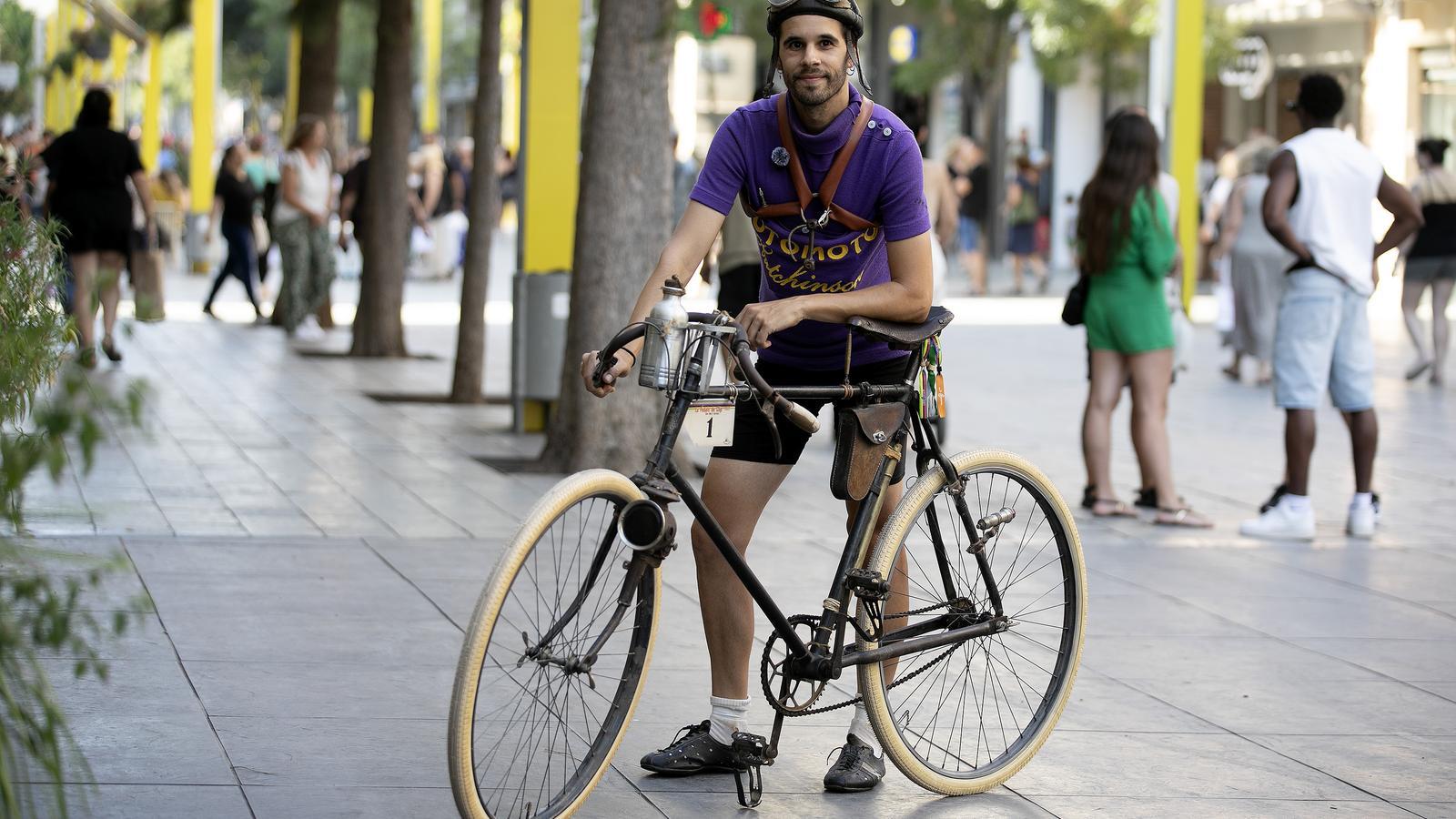 Isma Garcia, from Ferros amb Rodes, with a 1908 bike in front of the Granollers Museum.