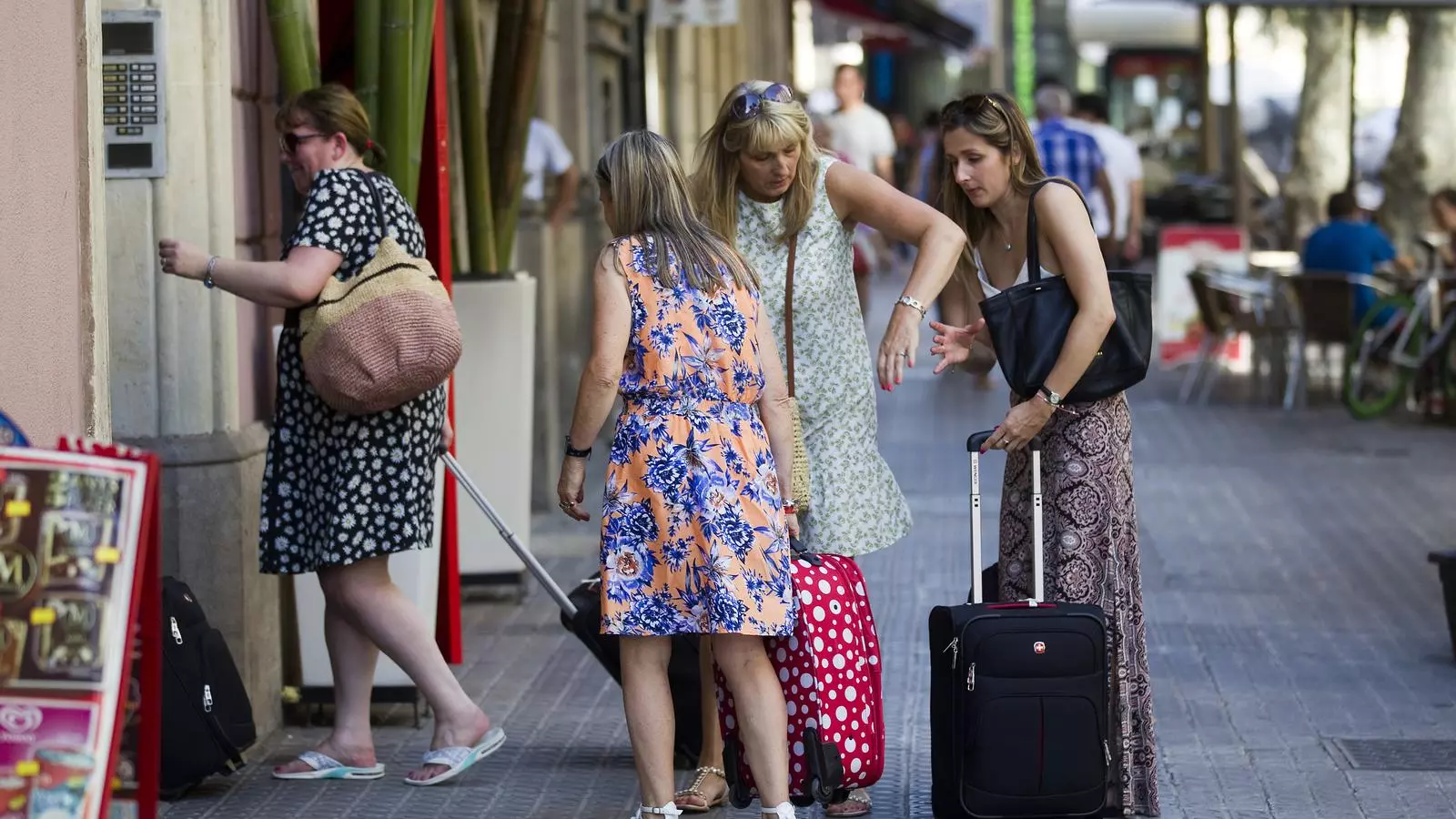 Un grup de turistes, a punt d'entrar a un apartament turístic / FRANCESC MELCION