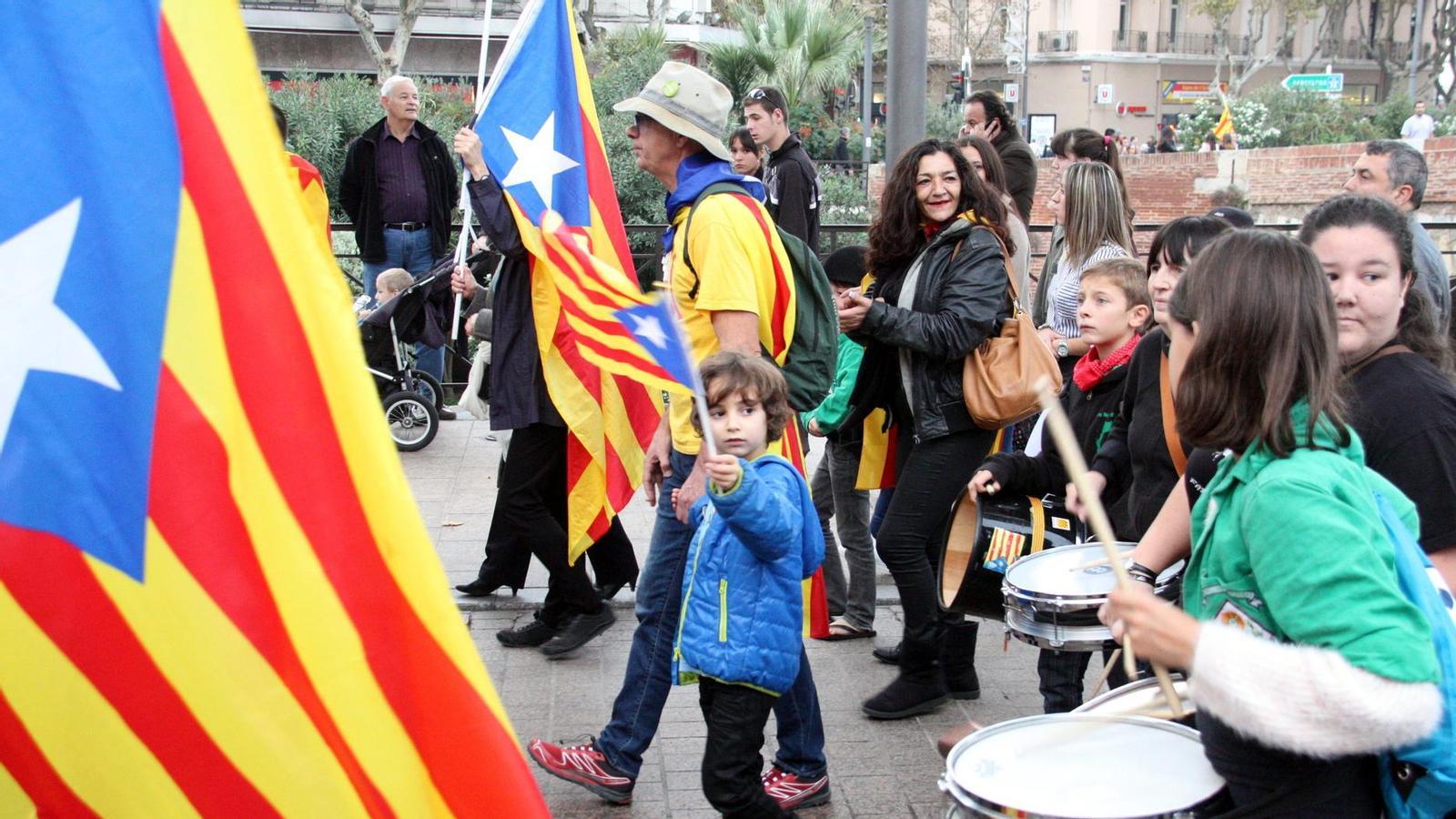 Un niño con una estelada durante la manifestación / ACN