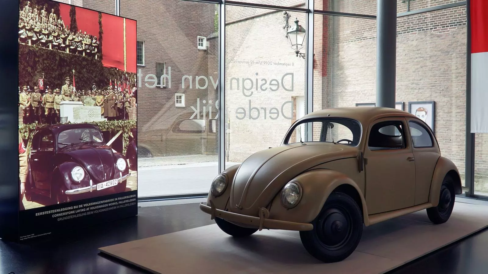 Un Volkswagen Beetle a l'exposició sobre el disseny de Tercer Reich