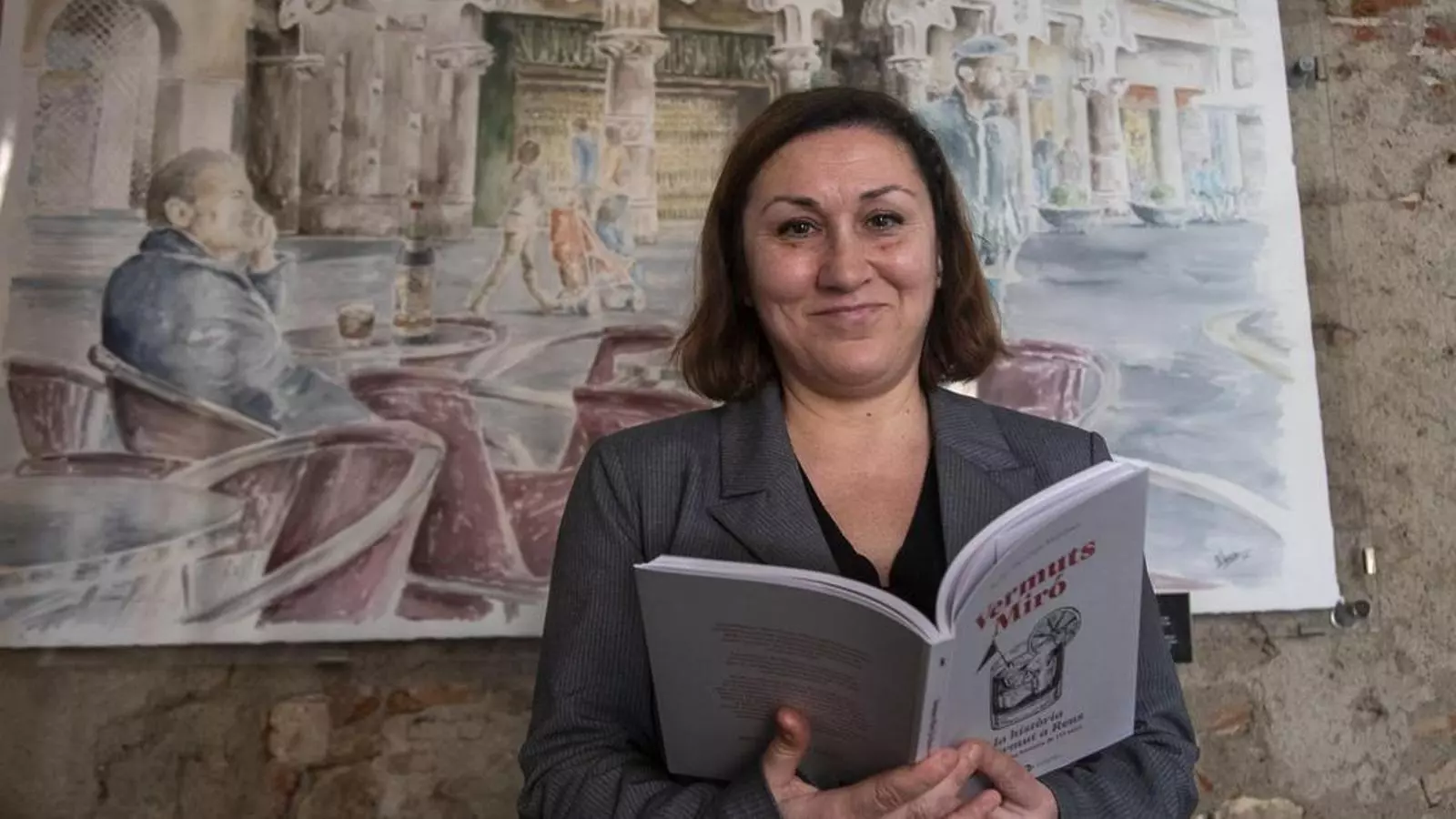 Isabel Martínez fullejant el seu darrer llibre.