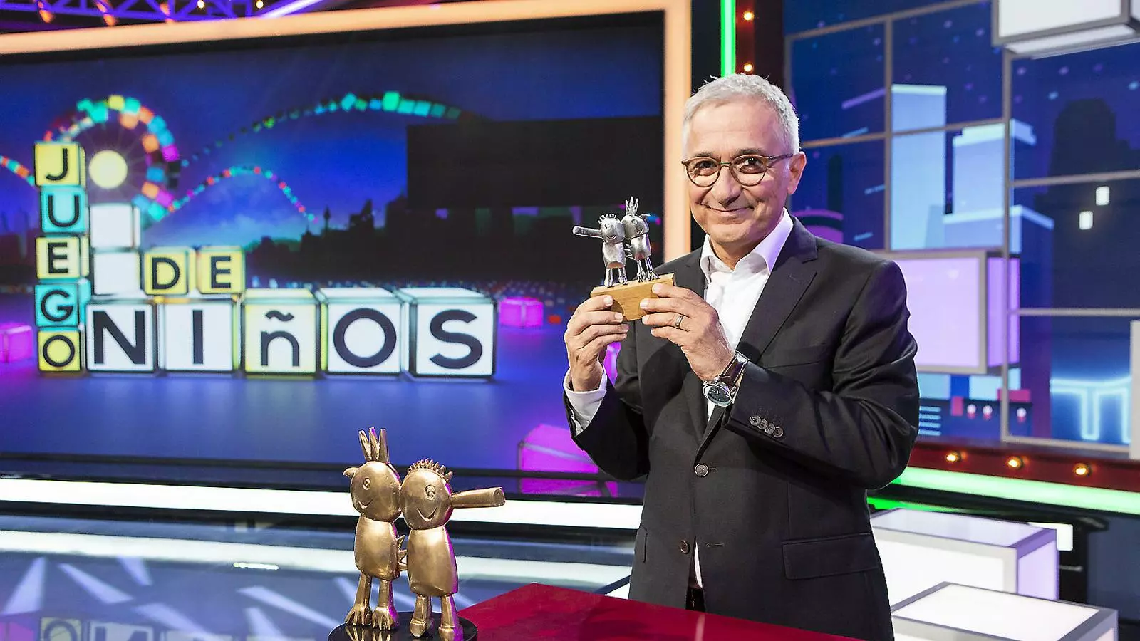 El presentador de Juego de niños, Xavier Sardà, amb un gallifante, el peculiar premi del concurs, que tornarà ben aviat a La 1.
