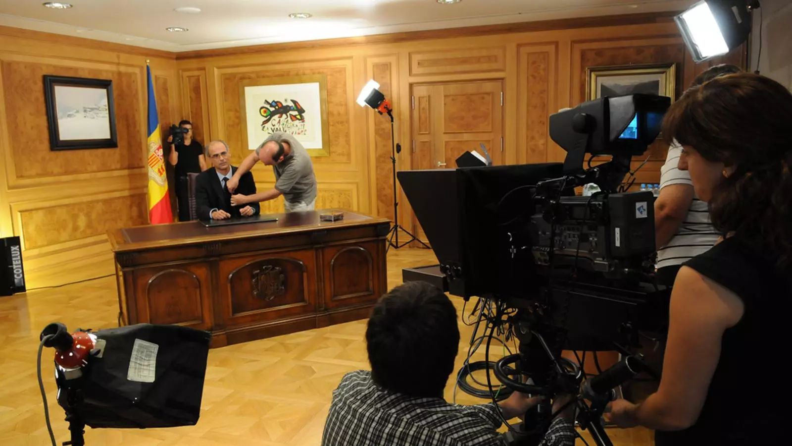 Els tècnics d'Andorra Televisió preparen el despatx per al missatge que el cap de Govern, Toni Martí, ha adreçat a al ciutadania quest dilluns al vespre.