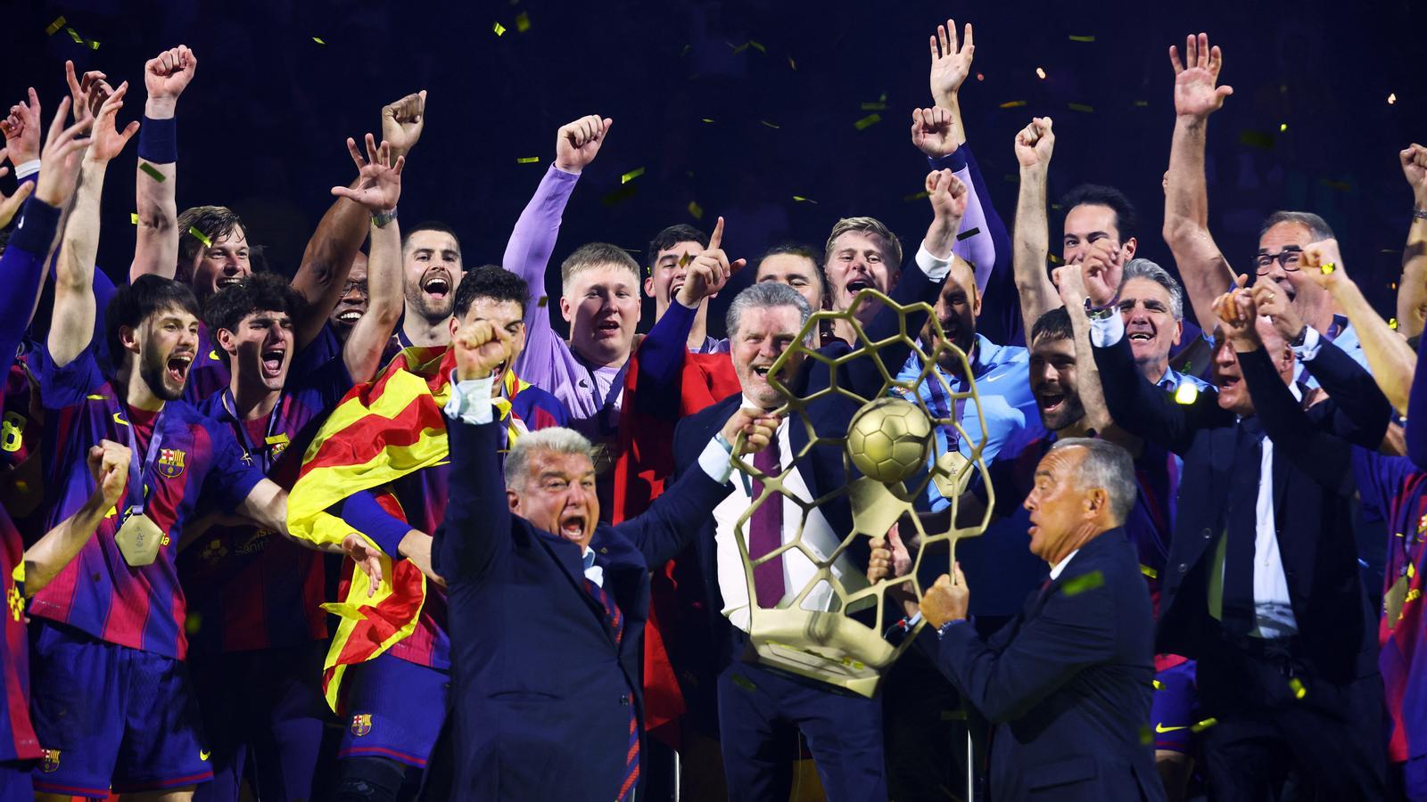 Joan Laporta and Rafa Yusta raising the championship title with the players.