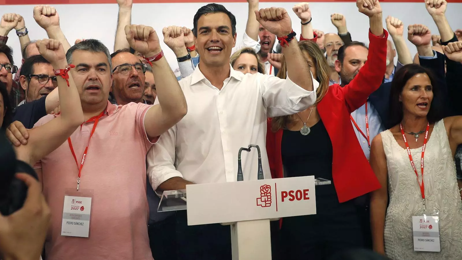 Pedro Sánchez i el seu equip celebrant la victòria en les primàries del PSOE, amb el puny alçat i cantant 'La internacional'