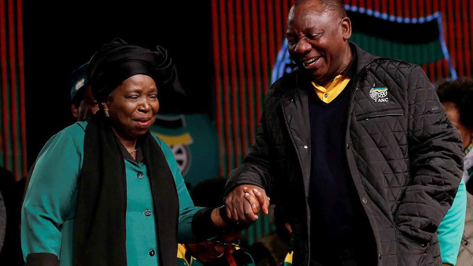 Els dos candidats amb més possibilitats de dirigir el partit, Dlamini-Zuma i Ramaphosa.