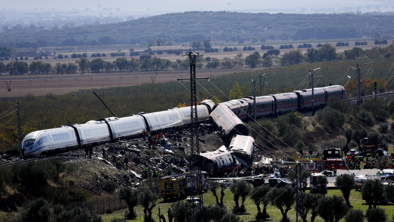 Vista de los dos trenes de alta velocidad accidentados en Urda, Toledo