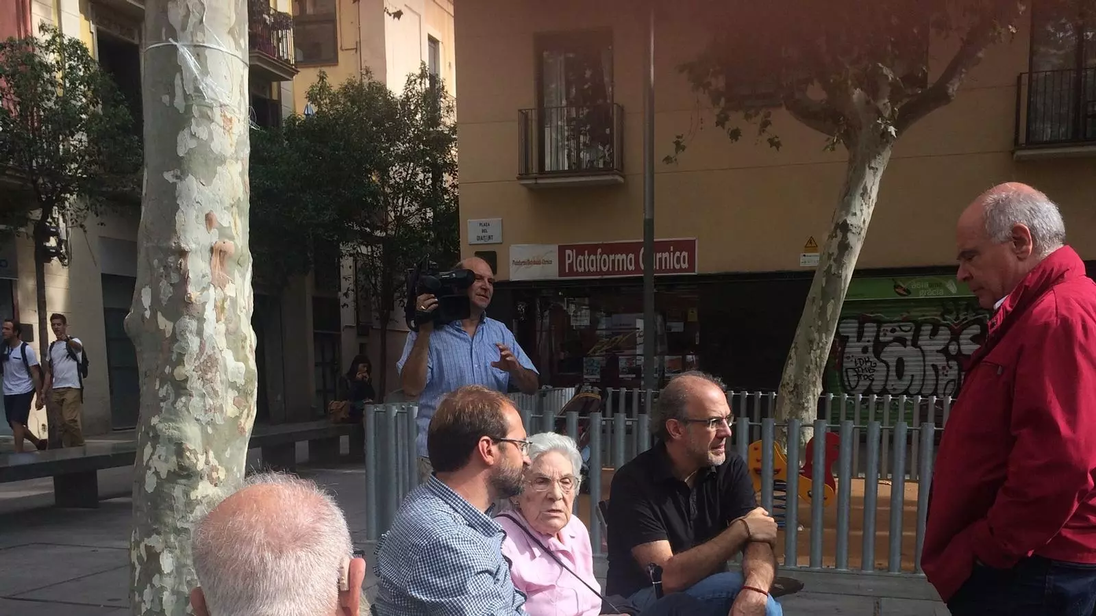 Joan Herrera, Ricard Gomà i Lluís Rabell amb històrics militants de l'òrbita del PSUC