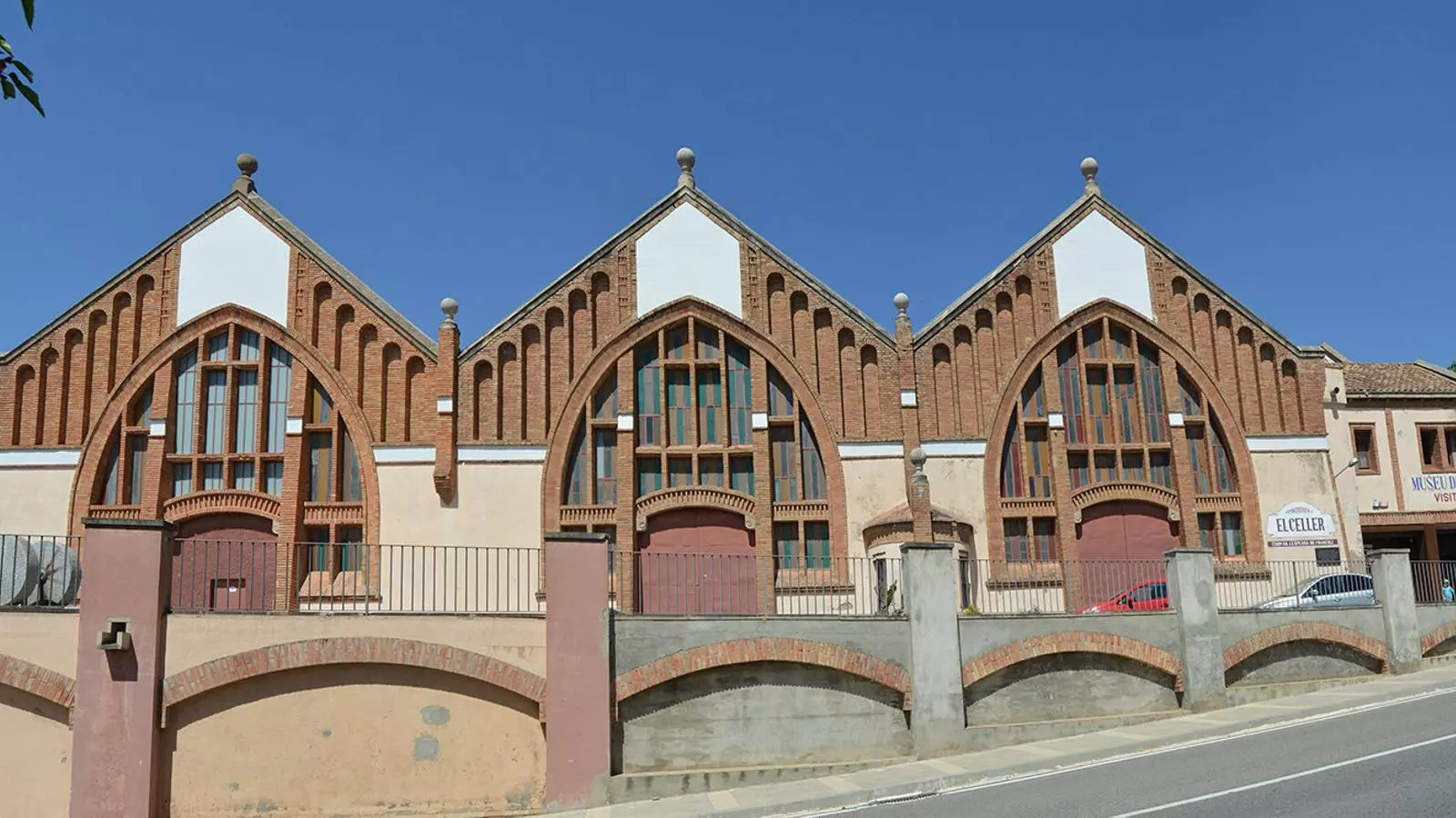 01. Una galeria de la Cova de la Font Major. 02. El Museu de la Vida Rural ocupa un espai central a l’Espluga de Francolí. 03. El celler modernista del municipi, un dels primers de Catalunya.