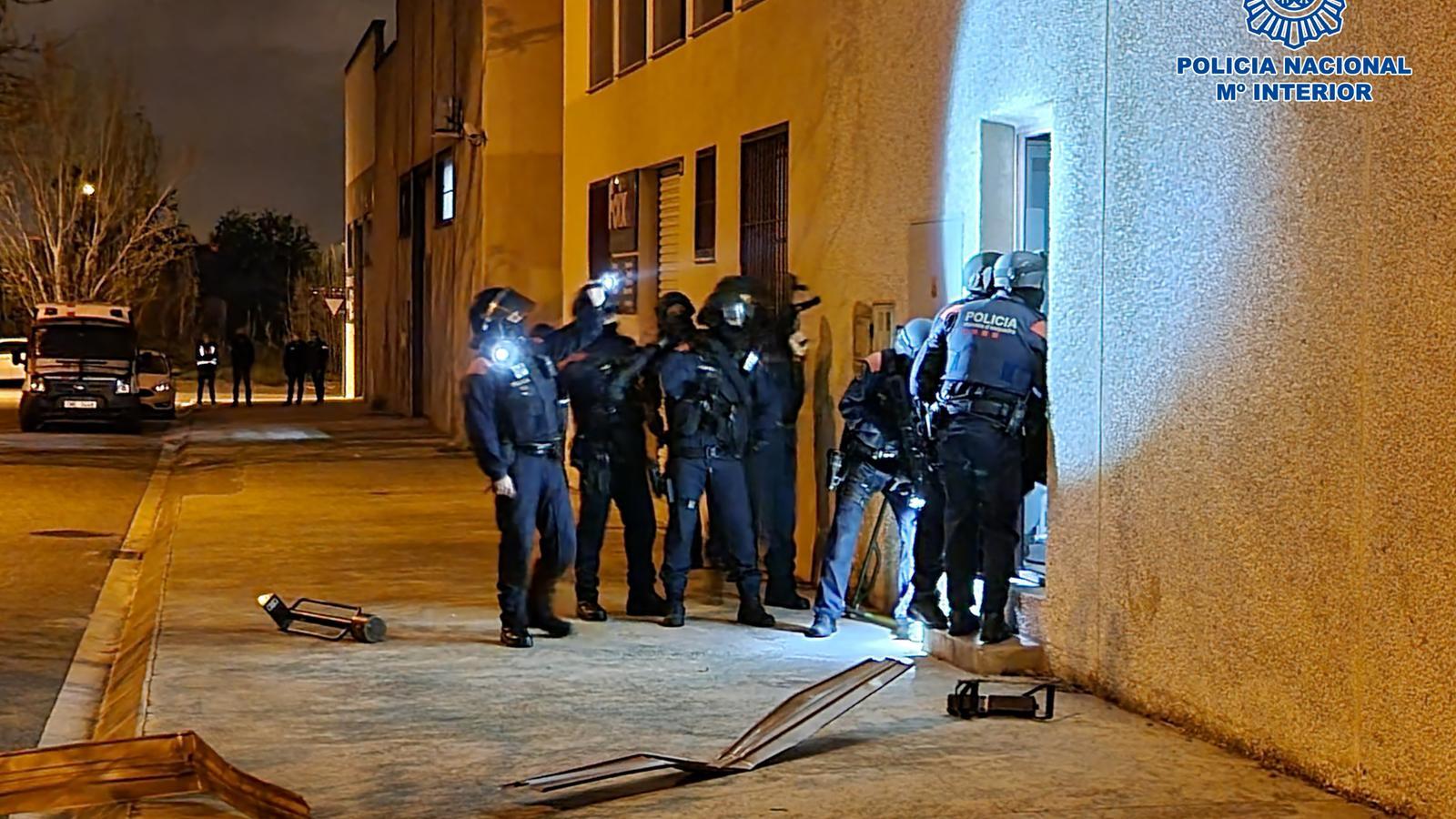 Agents dels Mossos entrant en un domicili sospitós per fer-hi un escorcoll