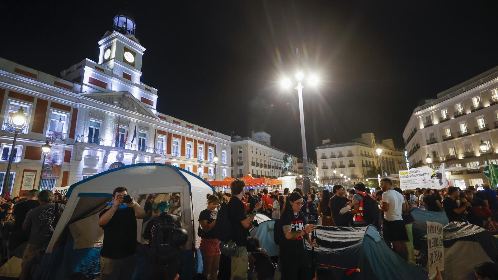 Thousands of people here (17241771)