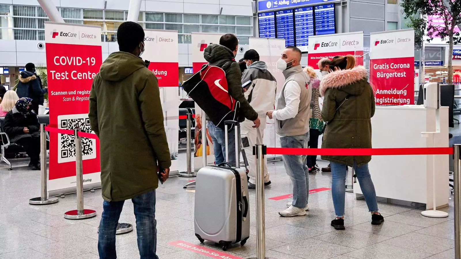 Viatgers en un lloc de tests de covid a l’aeroport alemany de Düsseldorf.
