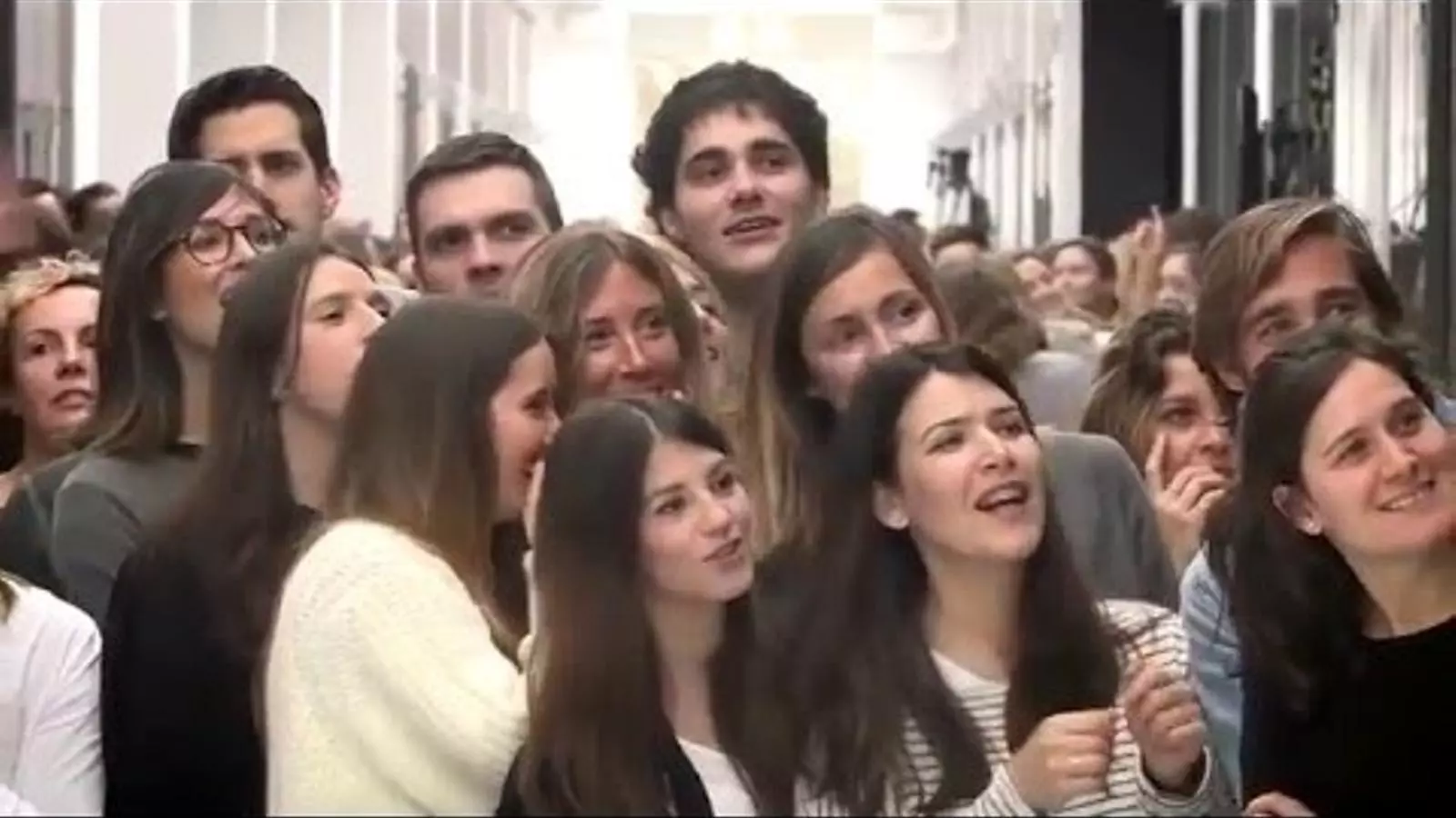 Els treballadors d'Inditex feliciten l'aniversari del seu amo amb una festa i un 'flaixmob' sorpresa