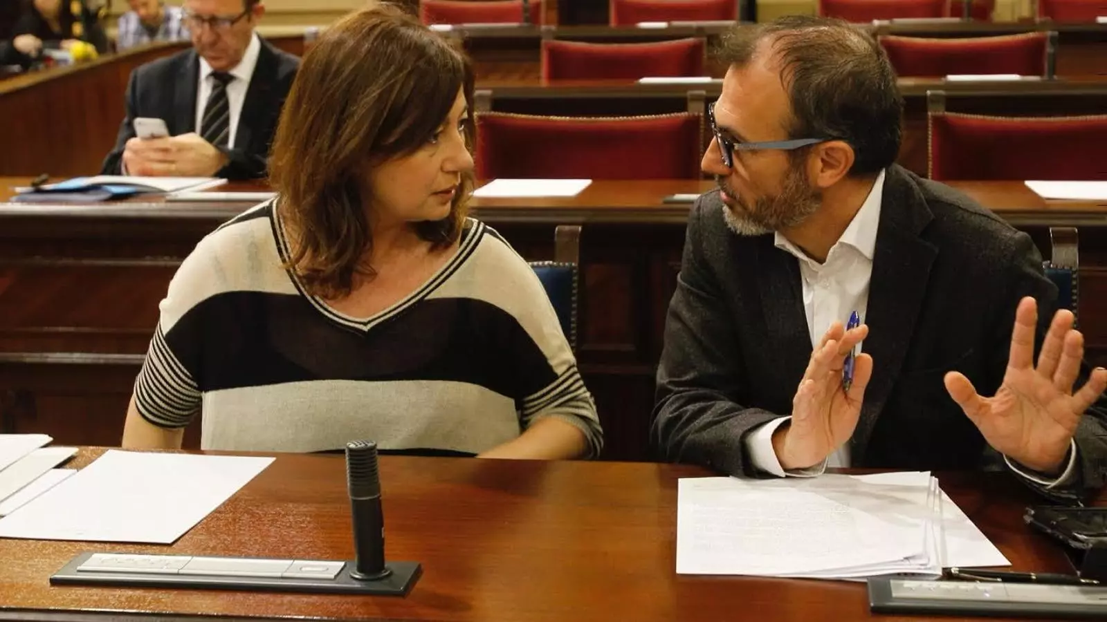 Armengol parla amb Barceló durant el ple del Parlament.