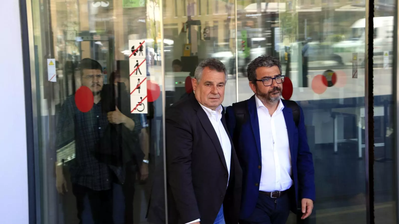 Víctor Terradellas amb el seu advocat, Francesc Sànchez, sortint de la Ciutat de la Justícia