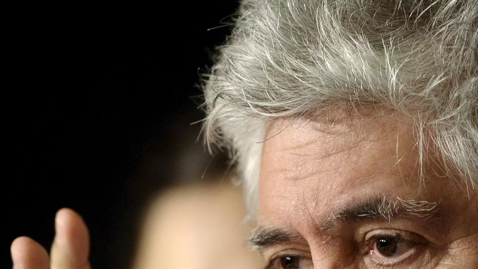Almodóvar, amb Elena Anaya al fons, ahir mentre atenia els periodistes a Canes.