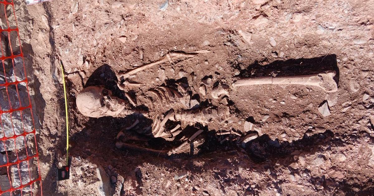 Unes obres per evitar l’erosió al cim de la Mola han posat al descobert restes d’enterraments humans entorn del monestir de Sant Llorenç del Munt, tal com informa l'...