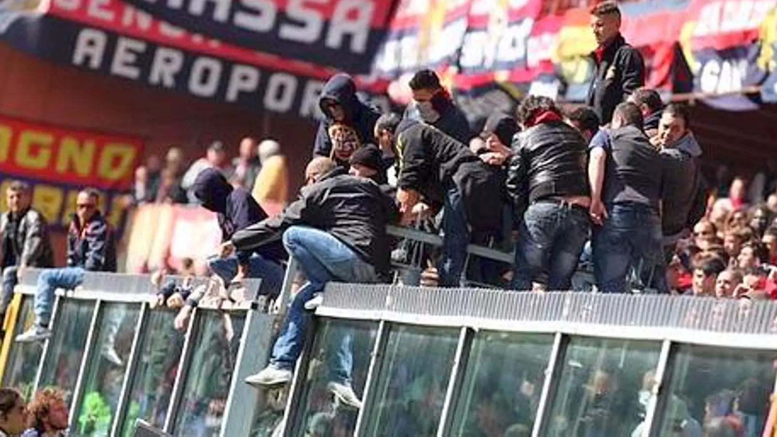 Els ultres del Genoa, parant el partit Genoa-Siena